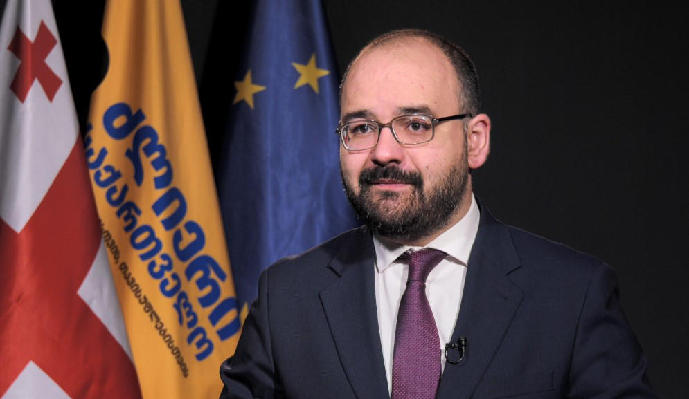 გრიგოლ გეგელია - ირაკლი კობახიძე ყველა მეგობარი და პარტნიორი ქვეყნის ელჩს მუდმივად საქმეს ურჩევს და თითს უქნევს - ვურჩევდი ჩაიხედოს სარკეში, ეყოს შნო, დაიბაროს ირანის ელჩი, რომელიც გვემუქრებოდა ძალიან საშიში ენით