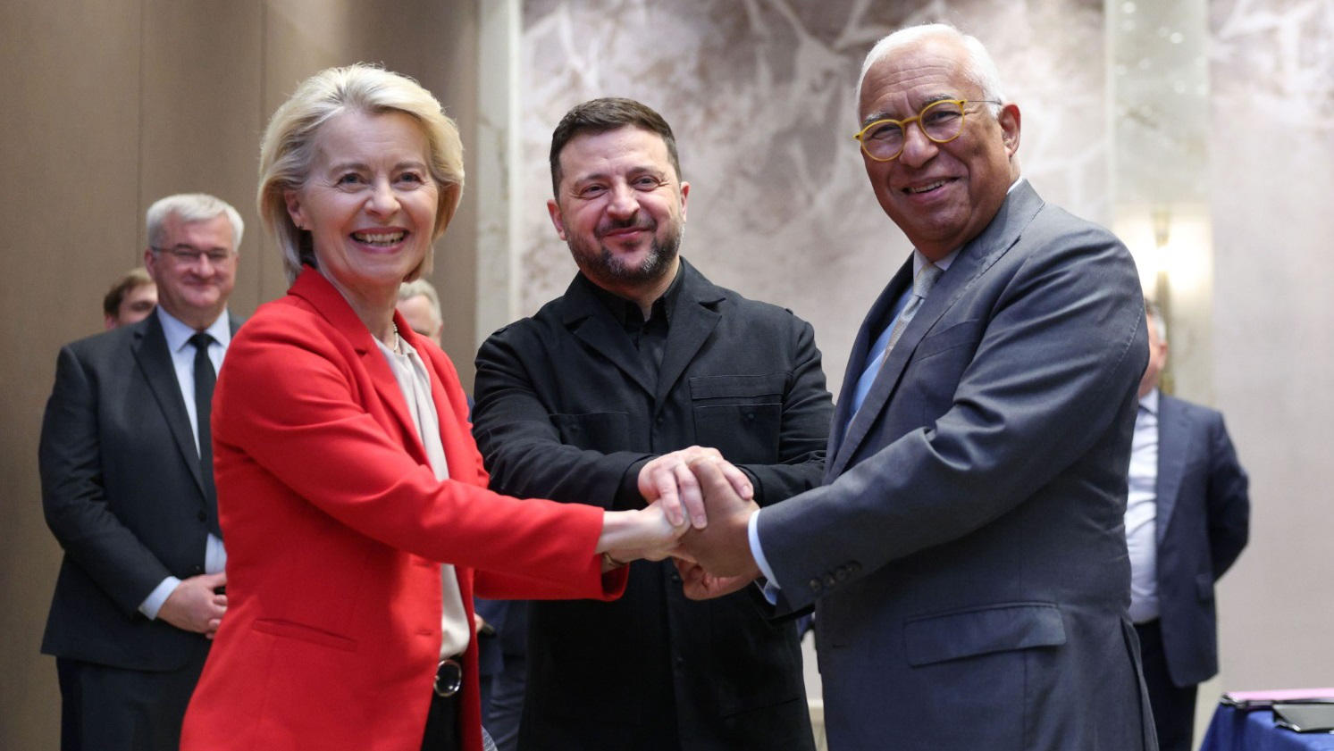 ურსულა ფონ დერ ლაიენი, ანტონიო კოშტა და ვოლოდიმირ ზელენსკი ერთობლივ განცხადებას ავრცელებენ და აღნიშნავენ, რომ უკრაინისთვის ევროკავშირში გაწევრიანებისთვის მოლაპარაკებების კლასტერები დაუყოვნებლივ უნდა გაიხსნას