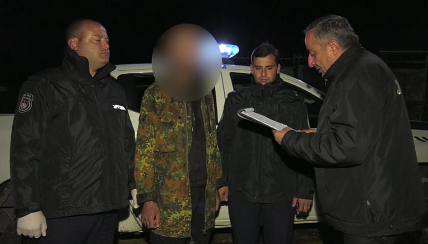 რაჭაში, სტუმრად მყოფმა პირმა ცოლ-ქმარს ცივი იარაღის მუქარით, მათ სახელზე რეგისტრირებული საცხოვრებელი ბინის გადაფორმება და თანხა მოსთხოვა, თუმცა განზრახვა სისრულეში ვერ მოიყვანა და მიიმალა - ბრალდებული დაკავებულია