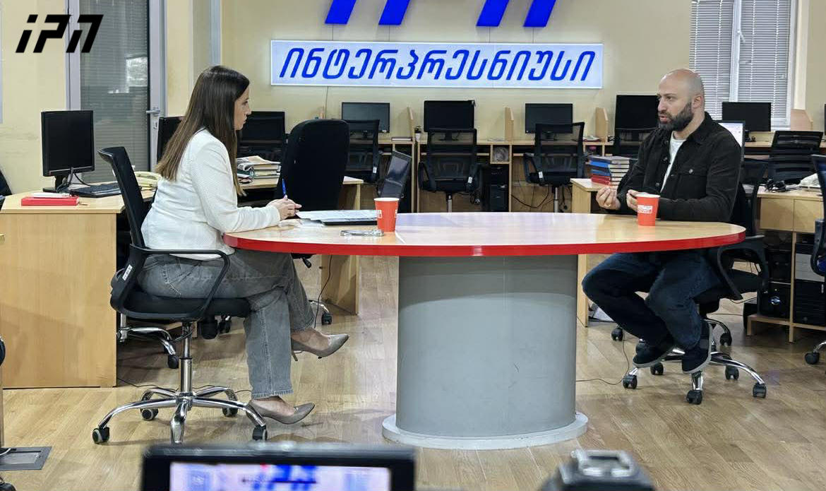 ბერდია სიჭინავა - ჯუანშერ ბურჭულაძეს სჯიან, რადგან იმაზე მეტი მოიპარა, რაც დაშვებული იყო, ახლა კი ფული უკან არ მიაქვს, ხოლო მდინარაძის იღბალი ესაა: დილით გენერლად გნიშნავდნენ და საღამოს კოორდინატორად, კანცელარიის ოროთახიანში გკეტავდნენ