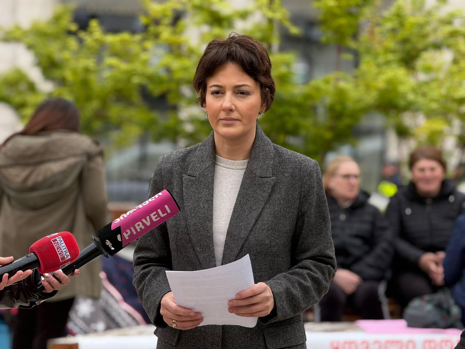 ქეთევან თურაზაშვილი - მივმართავ ირაკლი კობახიძეს და მიხეილ სარჯველაძეს, დაანებონ თავი არაფრის მომცემ განცხადებებს და დაუყოვნებლივ იმოქმედონ! დაუყოვნებლივ შემოიტანონ წამალი როგორც ეს არის აშშ-ს, ისრაელში, გერმანიასა და საფრანგეთში