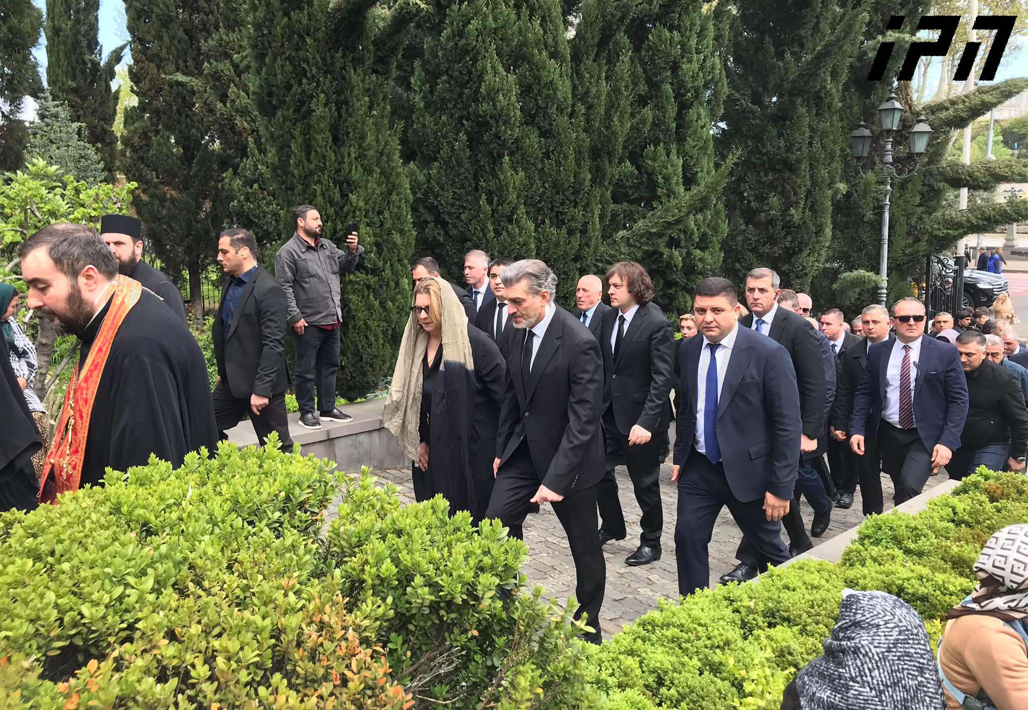 სიონის საპატრიარქო ტაძარში, სადაც ილია II-ის გარდაცვალებიდან 40 დღის გასვლასთან დაკავშირებით წირვა აღევლინება, ირაკლი კობახიძე, შალვა პაპუაშვილი და მიხეილ ყაველაშვილი მივიდნენ