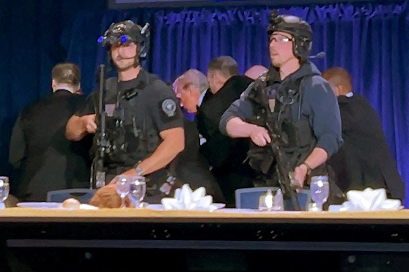 Reuters - დონალდ ტრამპი კორესპონდენტების ასოციაციის სადილს პირველად დაესწრო, მანამდე ის ღონისძიებას ბოიკოტს უცხადებდა