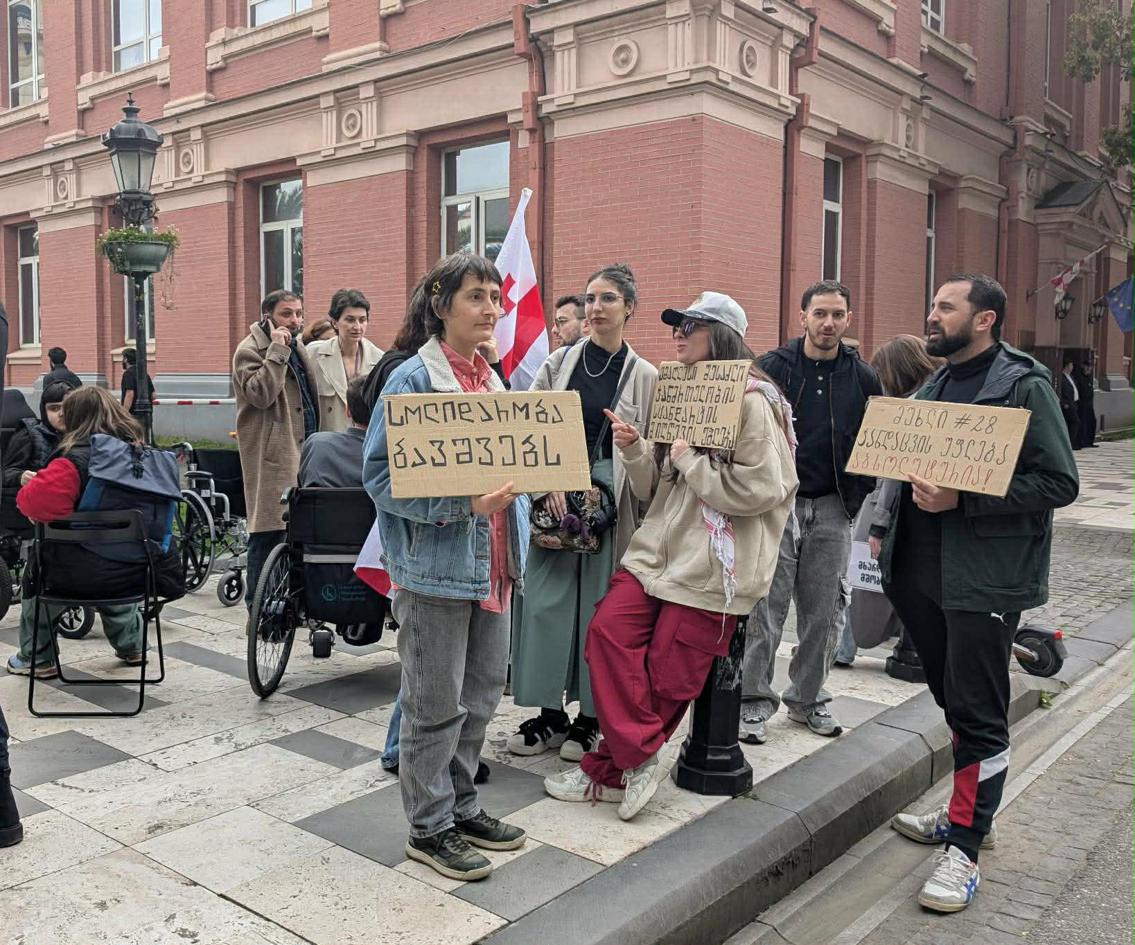 ბათუმში დიუშენის სინდრომის მქონე ბავშვების მხარდამჭერი აქცია ლოზუნგით - "მიეცით ბავშვებს წამალი" მიმდინარეობს