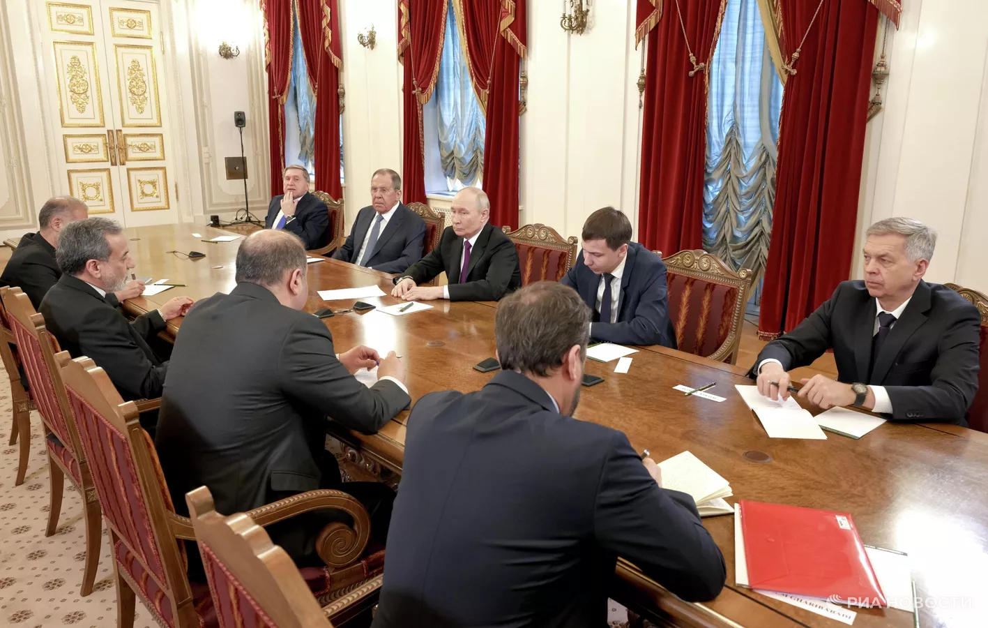 ვლადიმერ პუტინი აბას არაღჩის - ვხედავთ, როგორ მამაცურად და გმირულად იბრძვის ირანელი ხალხი დამოუკიდებლობისა და სუვერენიტეტისთვის