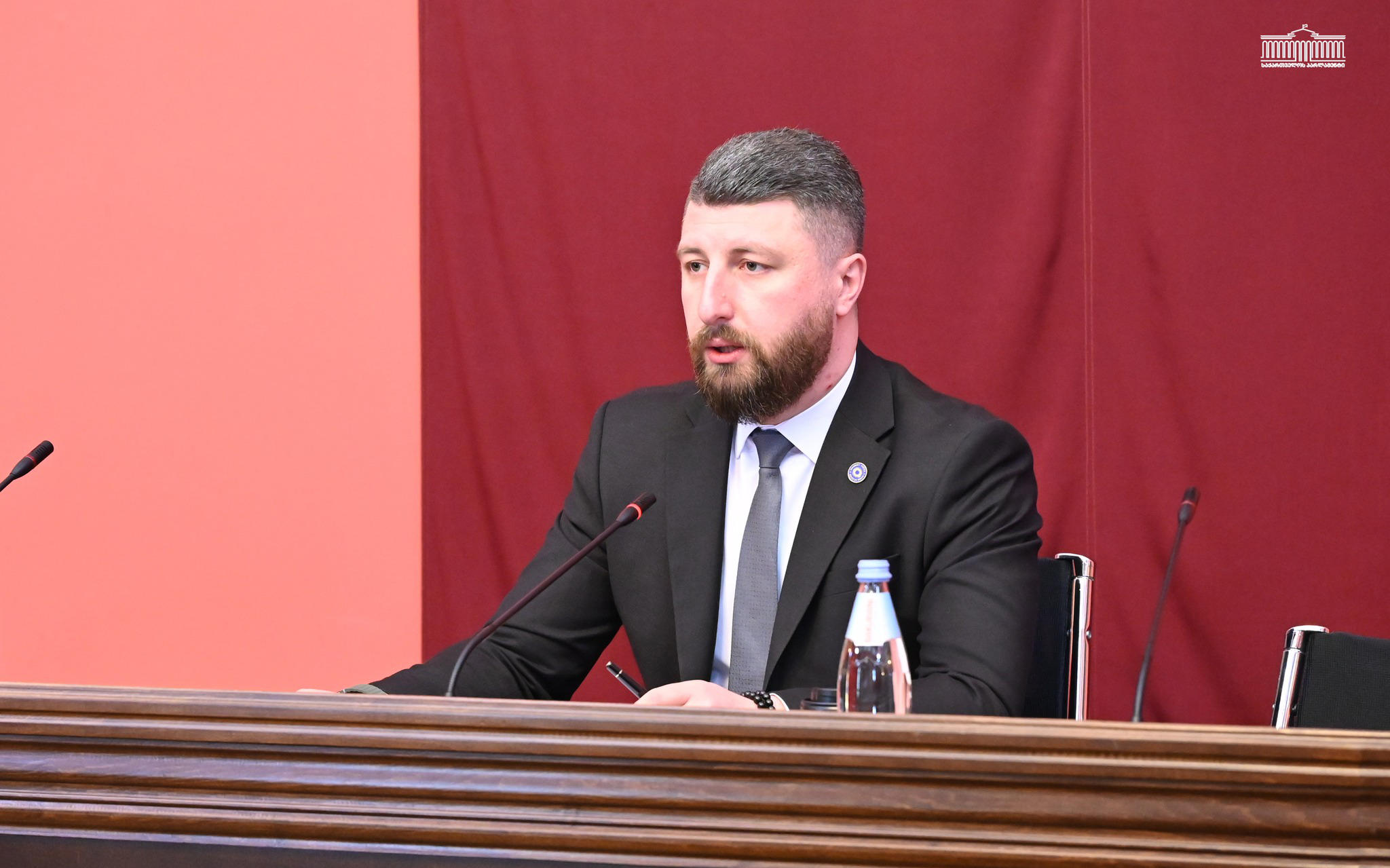 არჩილ გორდულაძე გიგა ფარულავას - მოგიწოდებთ, დაუკვირდეთ ლექსიკას, რასაც იყენებთ! - არ დავუშვებ, ამ დარბაზში ასეთი ლექსიკით ისაუბროთ! გაუფრთხილდით ტონსა და სიტყვები შეარჩიეთ!