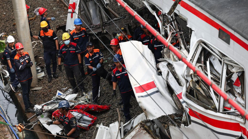 ინდონეზიაში მატარებლების შეჯახების შედეგად 14 ადამიანი დაიღუპა, ხოლო 84 დაშავდა