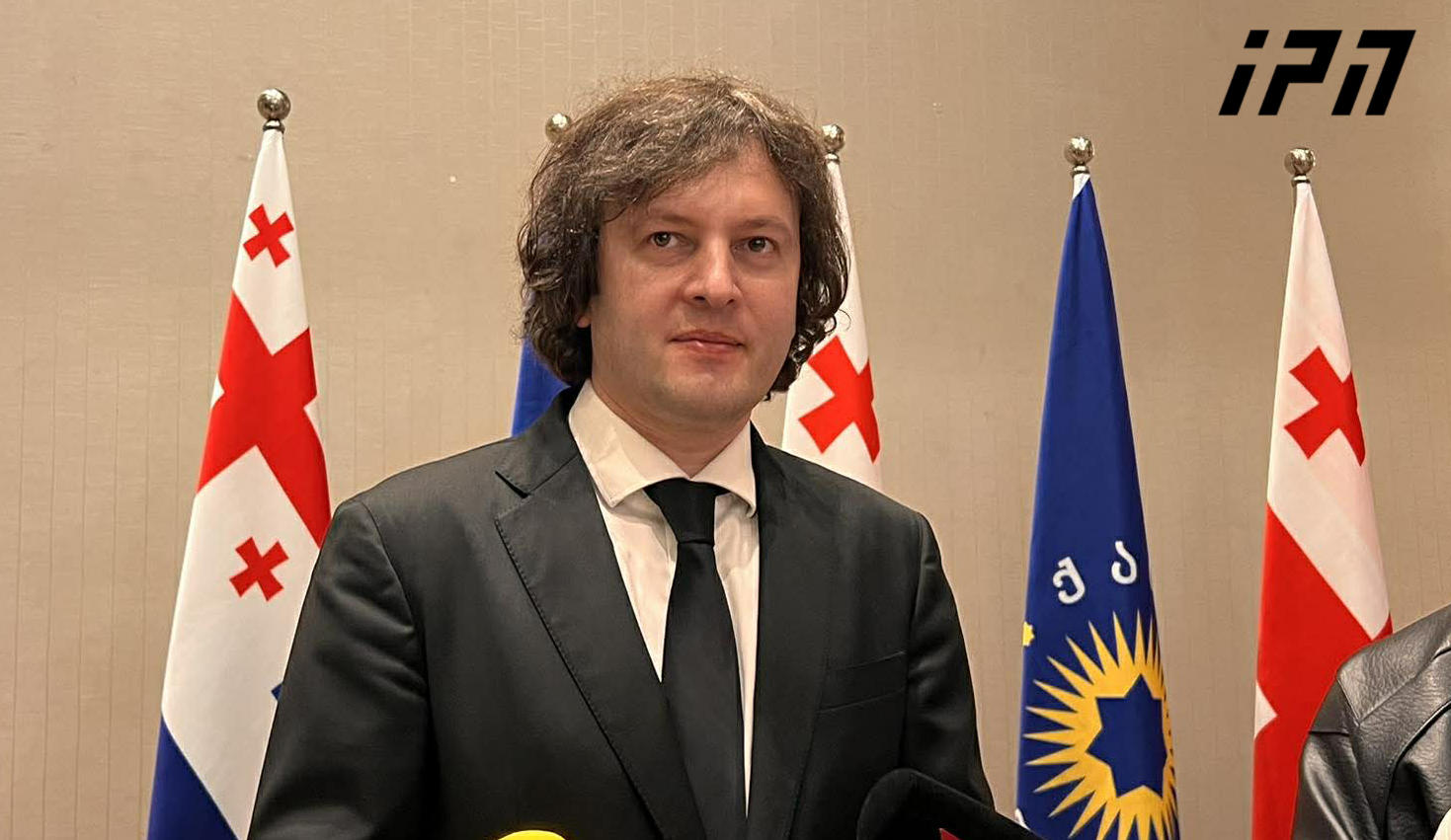 ირაკლი კობახიძე ჟურნალისტს - წაგიყვანოთ და 4,60 ლარად გაყიდინოთ 10 კვერცხი? საქონლის და ღორის რბილ ხორცს, ნახევარ კილოგრამს, 10 ლარში გაყიდინებთ - ვებ-გვერდზე დევს ფასები, ვაკვირდები ხოლმე და იგივე ფასებია, რაც ერთი თვის წინ იყო