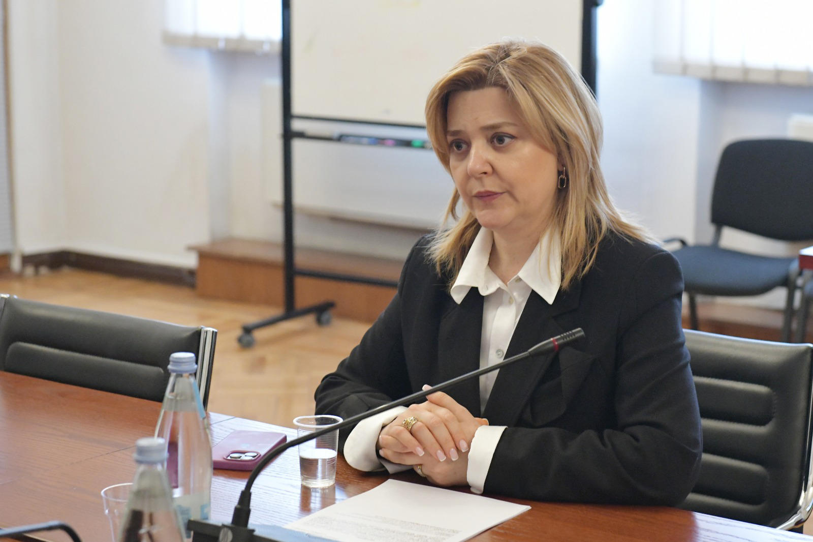 ქეთევან ბაკარაძე მიხეილ სარჯველაძეს - ვის ეჯიბრებით? დაავადებულ ბავშვებს, რომლებიც წამალს და სიცოცხლეს ითხოვენ? - ძალიან შორს ხართ მოქალაქეებისგან, თქვენს კომფორტულად მოწყობილ ოთახებში ვერ აღწევს დედების პროტესტის ხმა