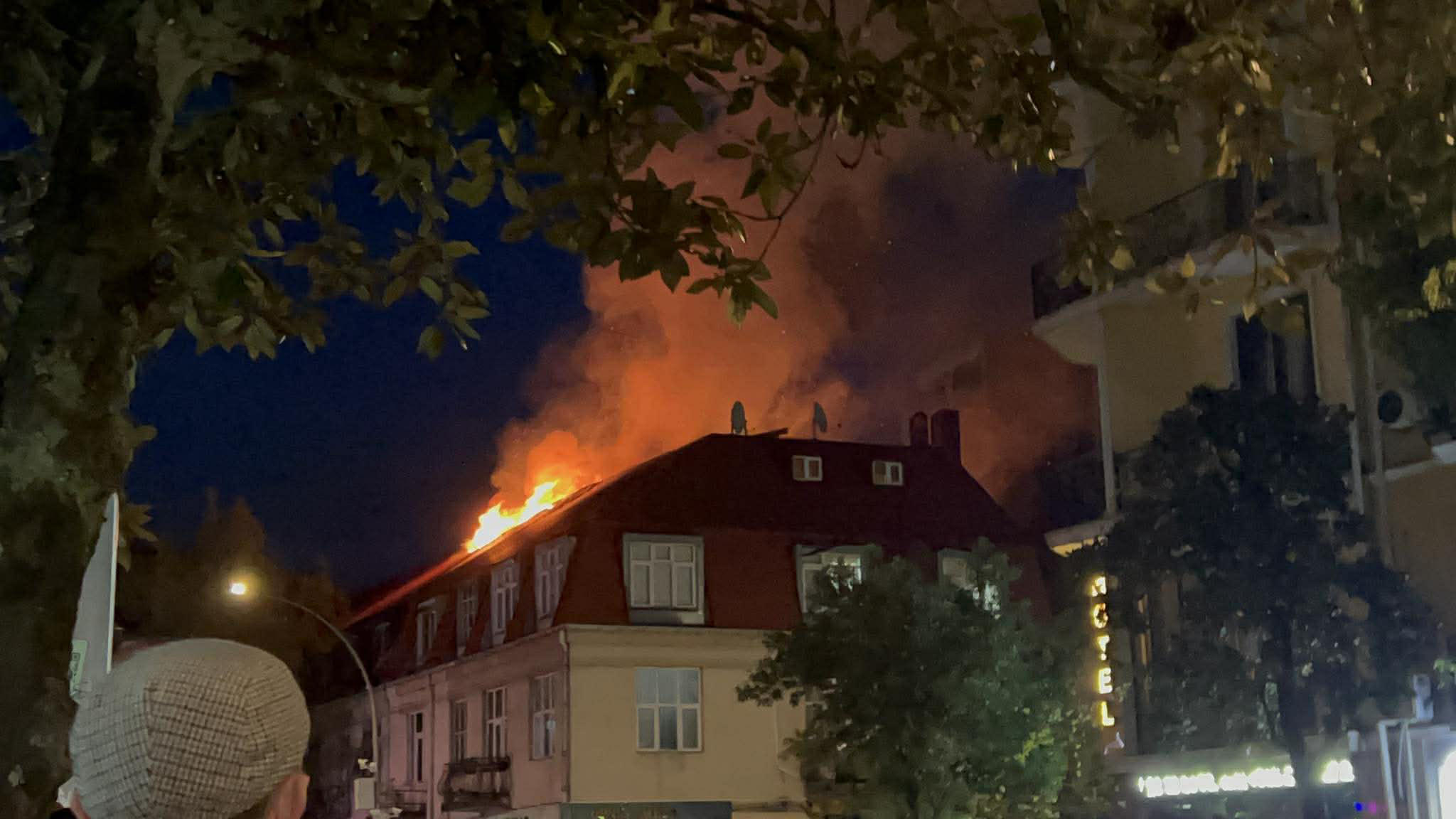 ბათუმში სამსართულიან საცხოვრებელ სახლში ხანძარია