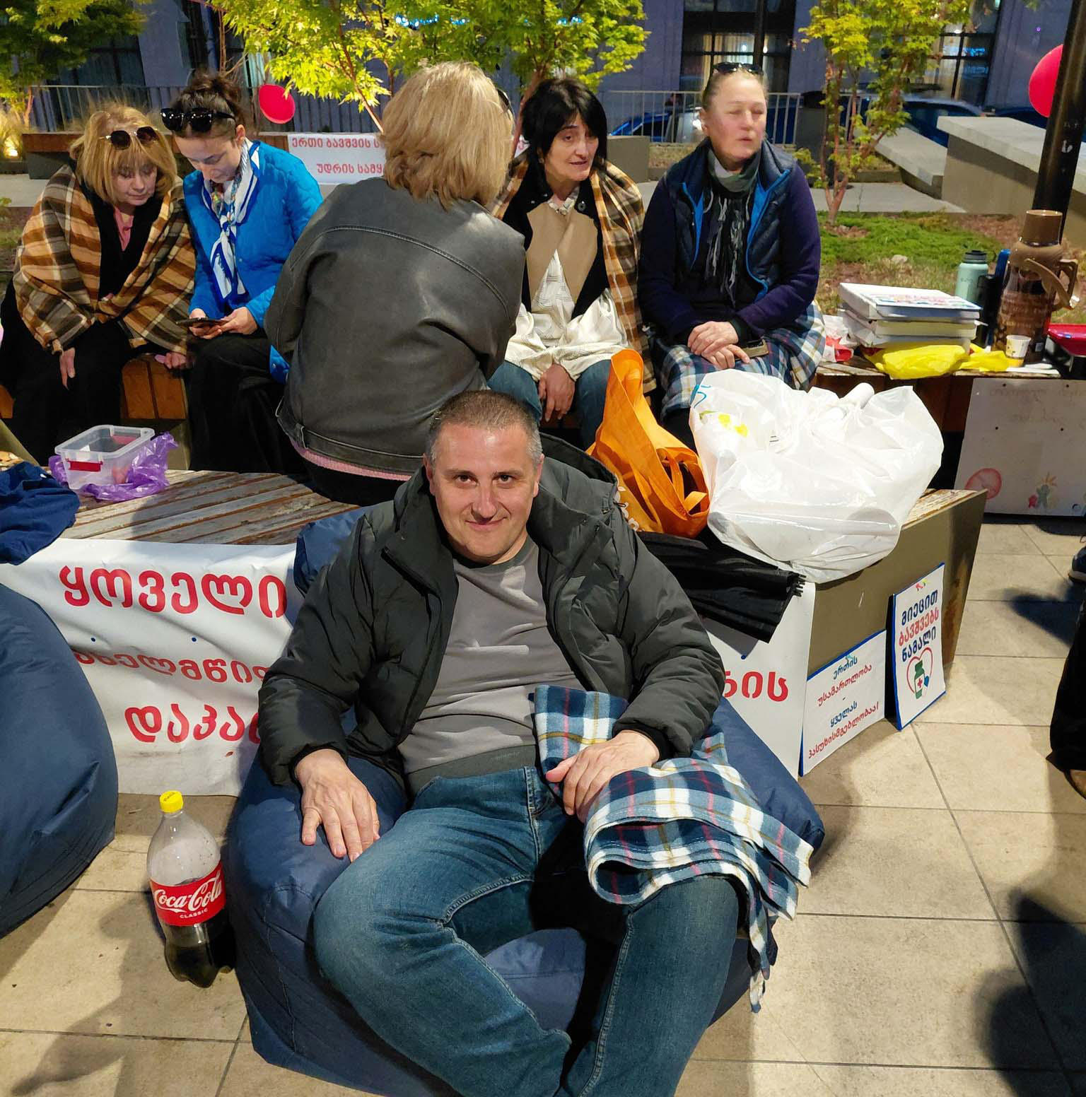 მთავრობის ადმინისტრაციასთან დიუშენით დაავადებული ბავშვების მშობლების პროტესტი გრძელდება