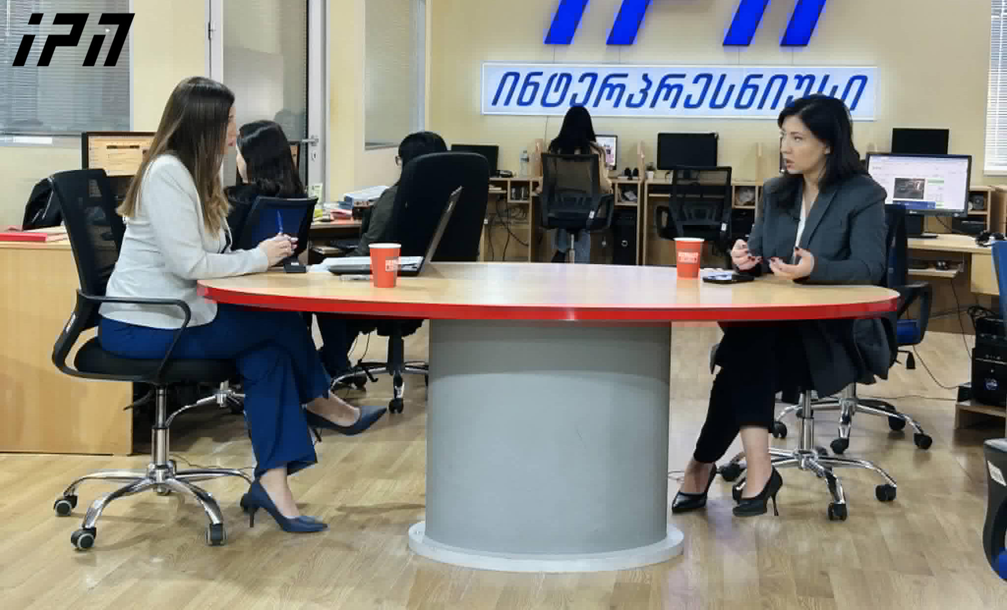 ტატა ხვედელიანი - იმ ორომტრიალში, როცა მთავრობა დაკავებულია იმით, რომ გაგდებული  მდინარაძისთვის ოთახი იპოვონ, „ოცნებას“ არ ესმის დედების შეძახილი, რაც შეეხება ფასებს, ღარიბაშვილი ვერ გახდება სანატრელი, ის ისეთივე იყო, როგორც კობახიძეა