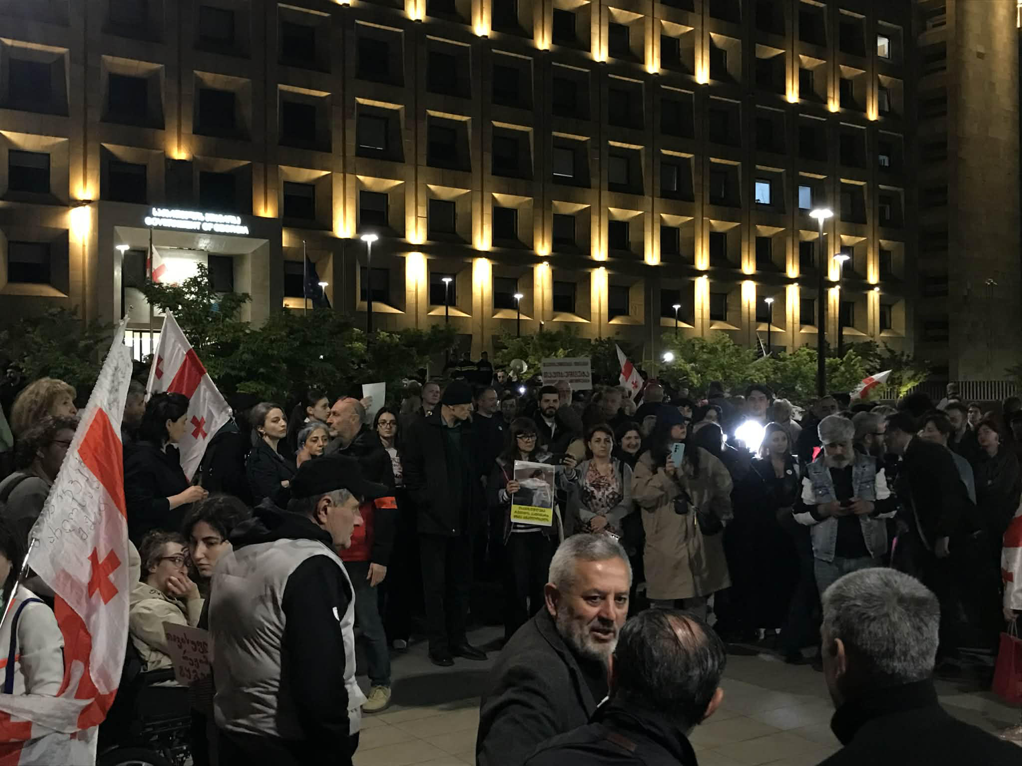 ფილარმონიიდან გამართული მარშის მონაწილეები მთავრობის ადმინისტრაციასთან დიუშენით დაავადებული ბავშვების მშობლების აქციას შეუერთდნენ