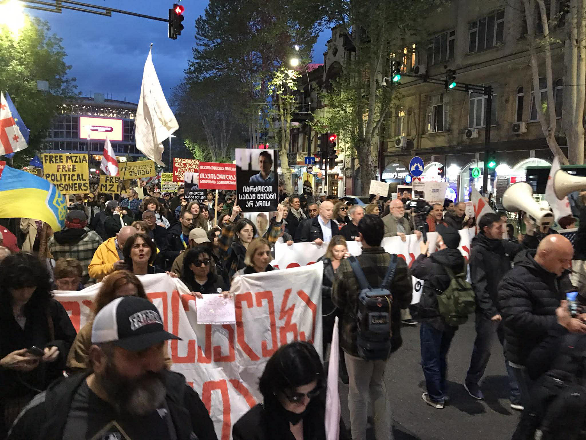 ფილარმონიიდან პარლამენტისკენ მედიის მხარდამჭერი მარში იმართება