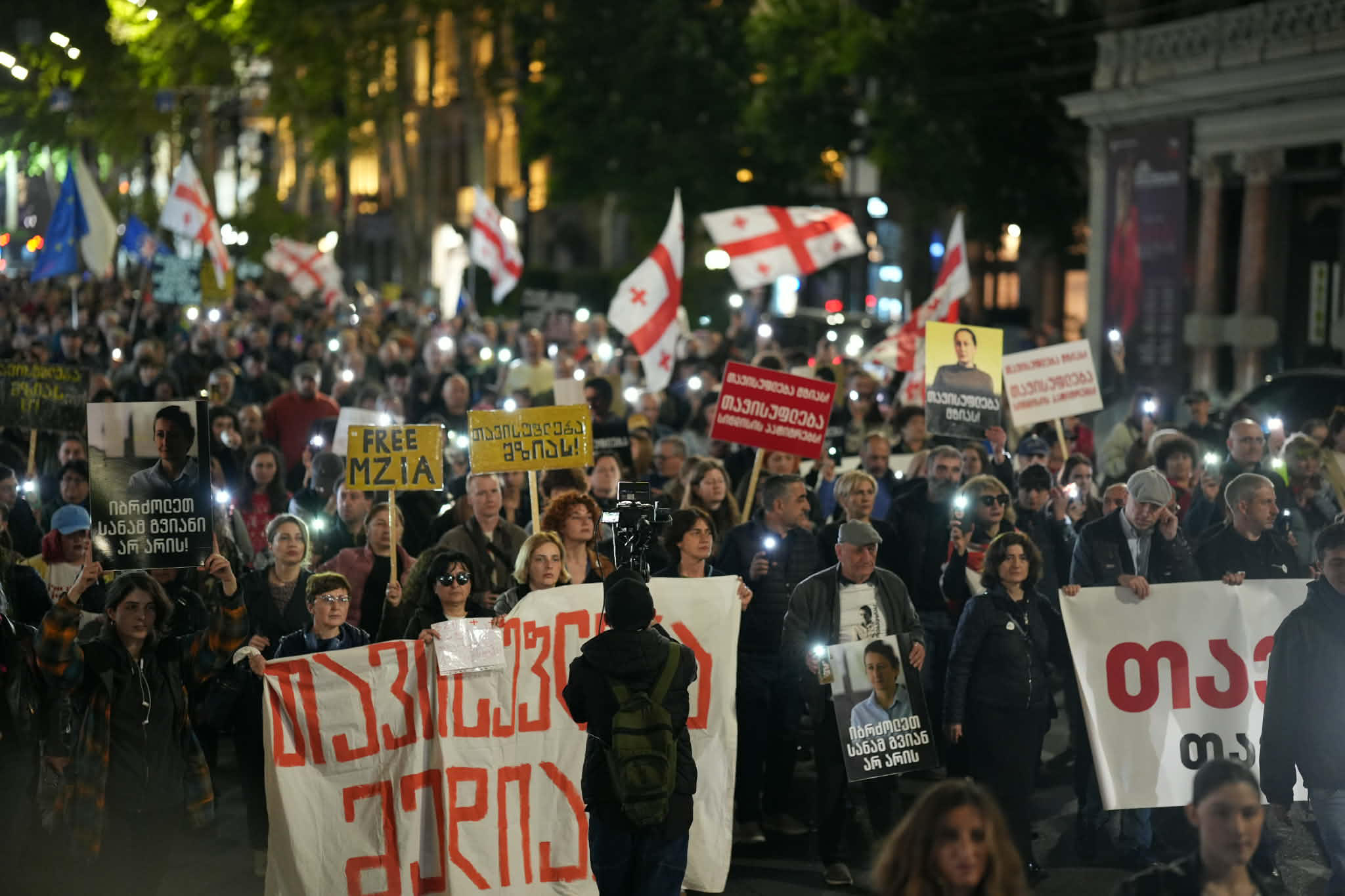 ფილარმონიიდან პარლამენტისკენ მედიის მხარდამჭერი მარში იმართება