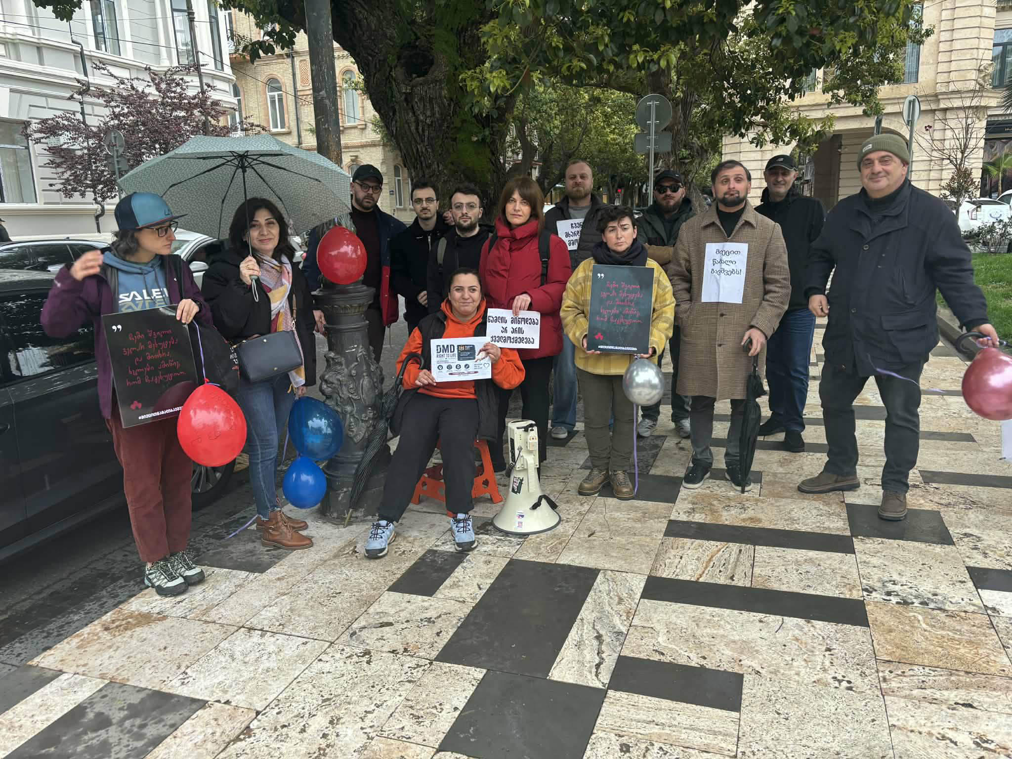 ბათუმში ლოზუნგით “მიეცით წამალი ბავშვებს” საპროტესტო აქცია მიმდინარეობს