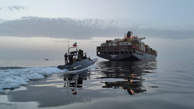 Медиа – В Ормузском проливе в американский военный корабль попали две ракеты