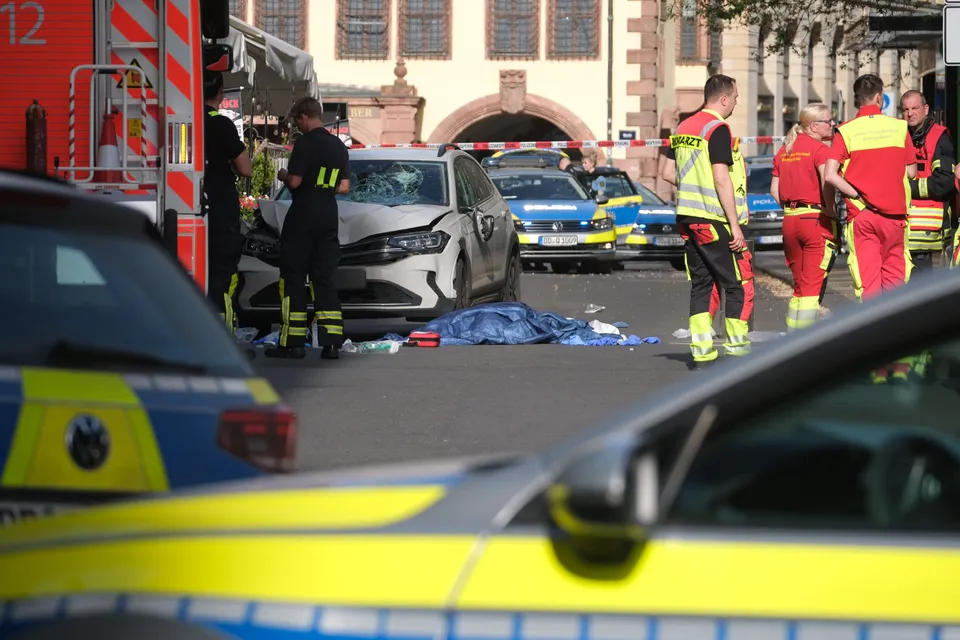 В Лейпциге автомобиль врезался в толпу людей, погибли по меньшей мере два человека