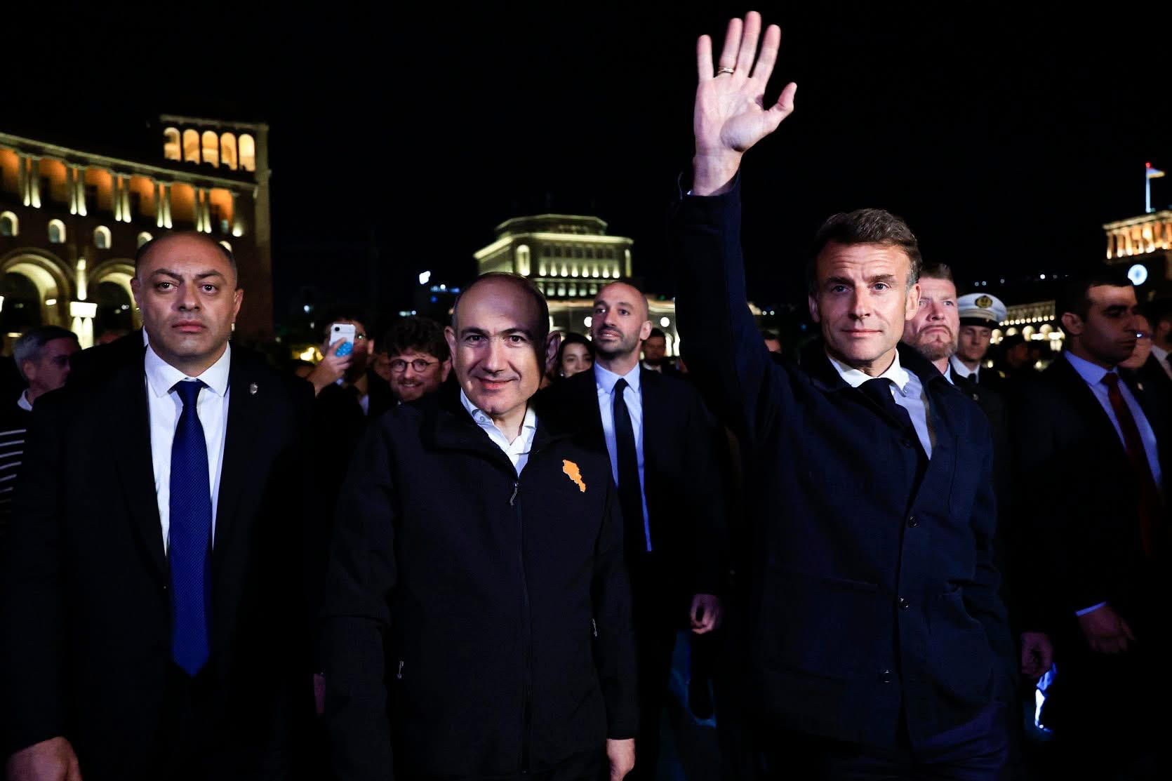 ემანუელ მაკრონმა ნიკოლ ფაშინიანთან ერთად ერევნის ქუჩებში გაისეირნა