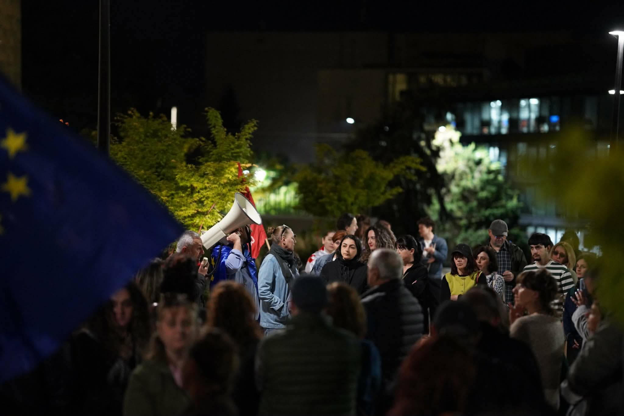 ფილარმონიიდან გამართული მსვლელობის მონაწილეები მთავრობის ადმინისტრაციასთან დიუშენით დაავადებული ბავშვების მშობლების აქციას შეუერთდნენ