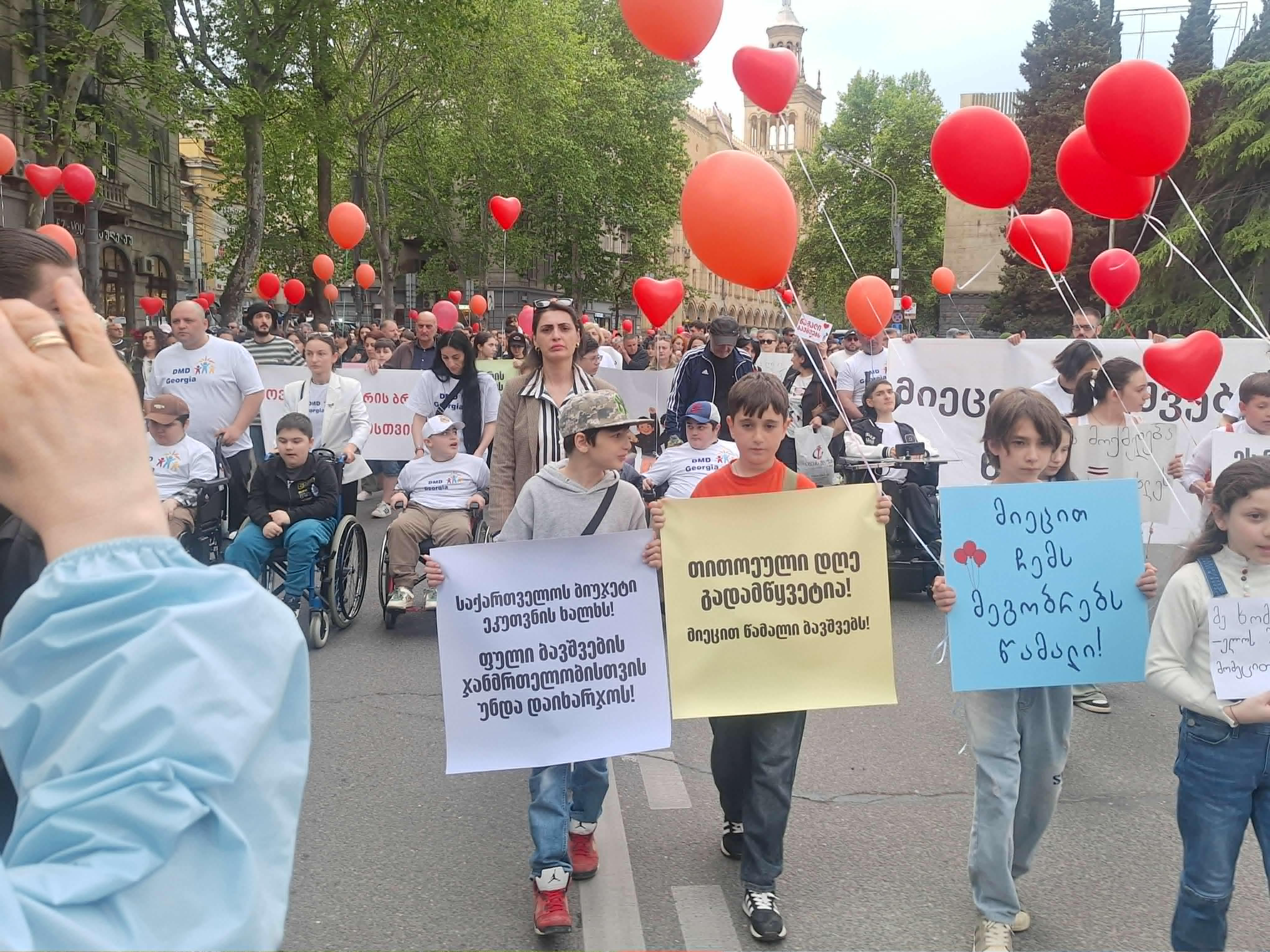 თბილისში დიუშენით დაავადებული ბავშვების მხარდამჭერი აქცია- მსვლელობა - „მიეცით წამალი ბავშვებს“ მიმდინარეობს
