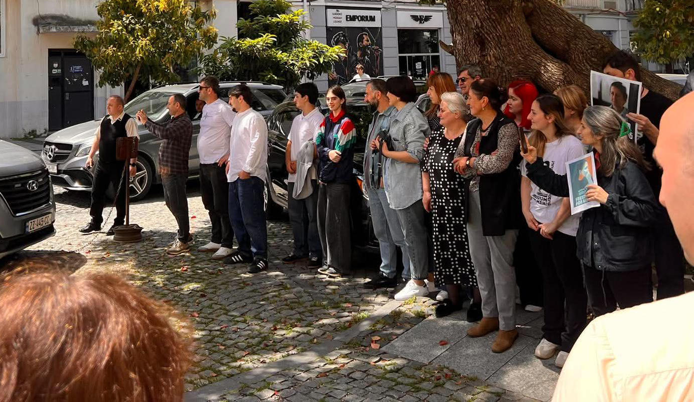 ბათუმის საქალაქო სასამართლოსთან, ჟურნალისტები, სამოქალაქო ორგანიზაციებისა და პოლიტიკური პარტიების წარმომადგენლები, მზია ამაღლობელის მხარდამჭერ აქციას მართავენ