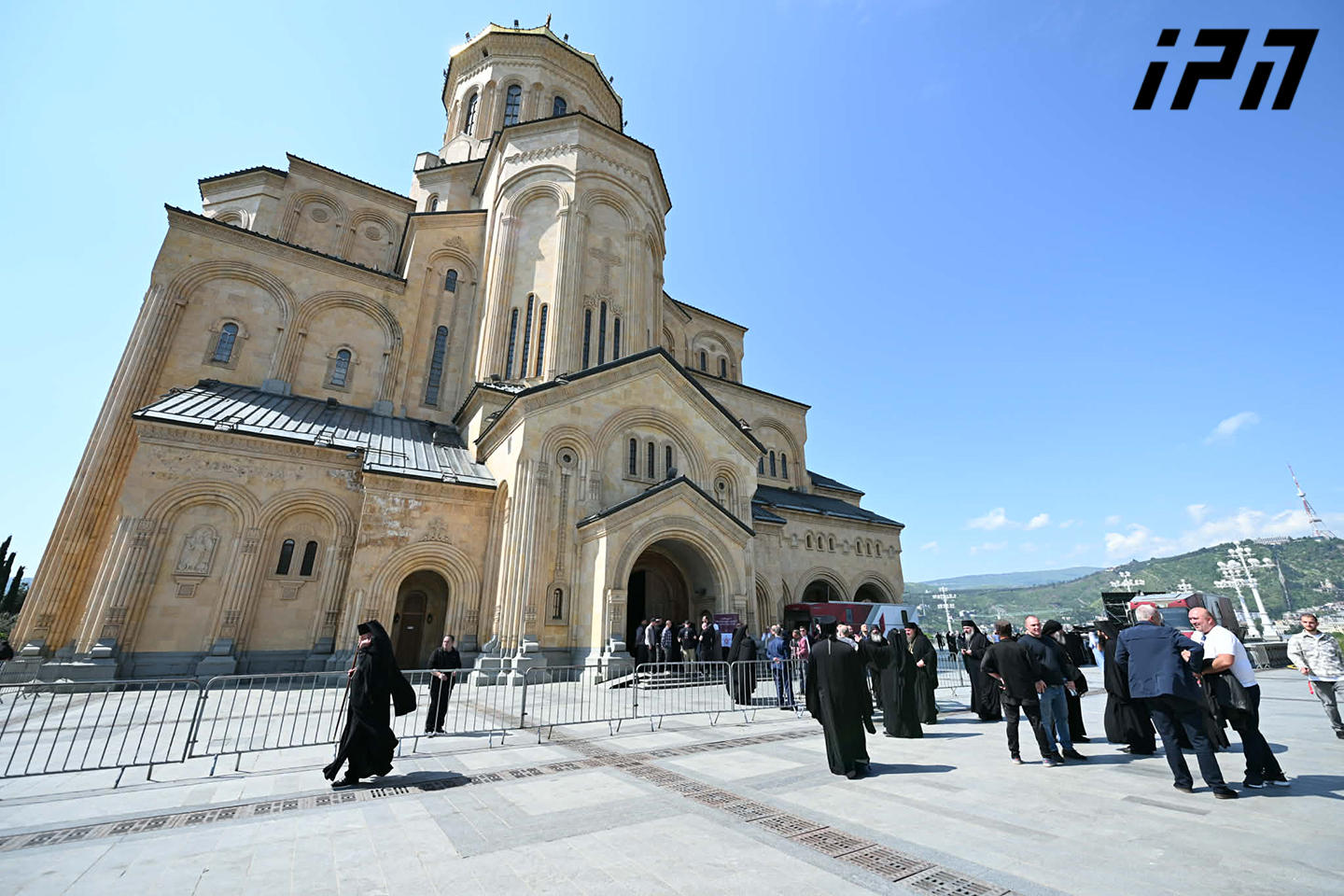 საპატრიარქოს ინფორმაციით, საქართველოს მართლმადიდებელი ეკლესიის გაფართოებული კრების მიმდინარეობისას მორწმუნეებს შეუფერხებლად შეეძლებათ სამების საპატრიარქო ტაძრის ეზოში შესვლა