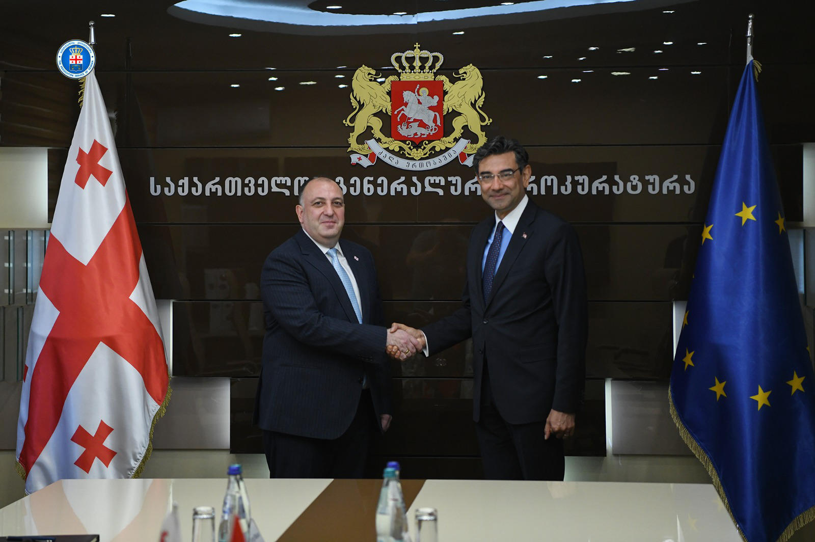 საქართველოს გენერალურმა პროკურორმა გიორგი გვარაკიძემ საქართველოში თურქეთის რესპუბლიკის საგანგებო და სრულუფლებიან ელჩთან, მუსტაფა თურქერ არისთან შეხვედრა გამართა