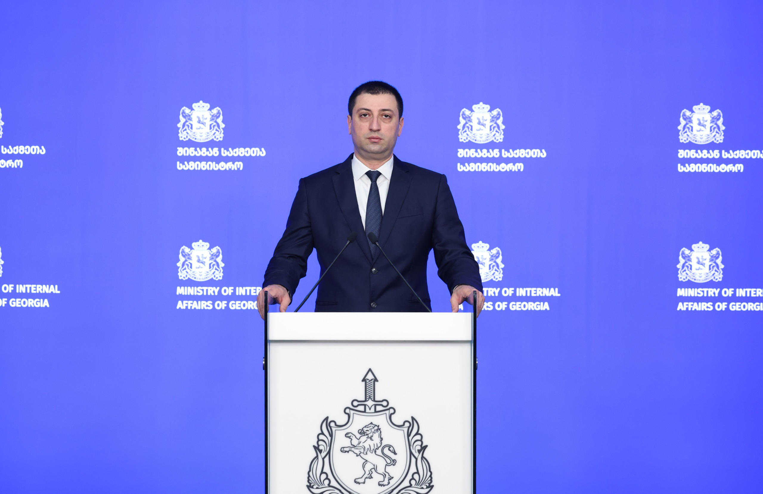შსს - ბოლო 24 საათში „ქურდულ სამყაროსთან“ კავშირში მყოფი 44 პირი დააკავეს - ჯგუფის წევრები კონკრეტულ პირებს ინტერნეტ ბანკის საშუალებით ააქტიურებინებდნენ სესხებს, შემდეგ კი თანხებს საკუთარ ანგარიშზე ირიცხავდნენ