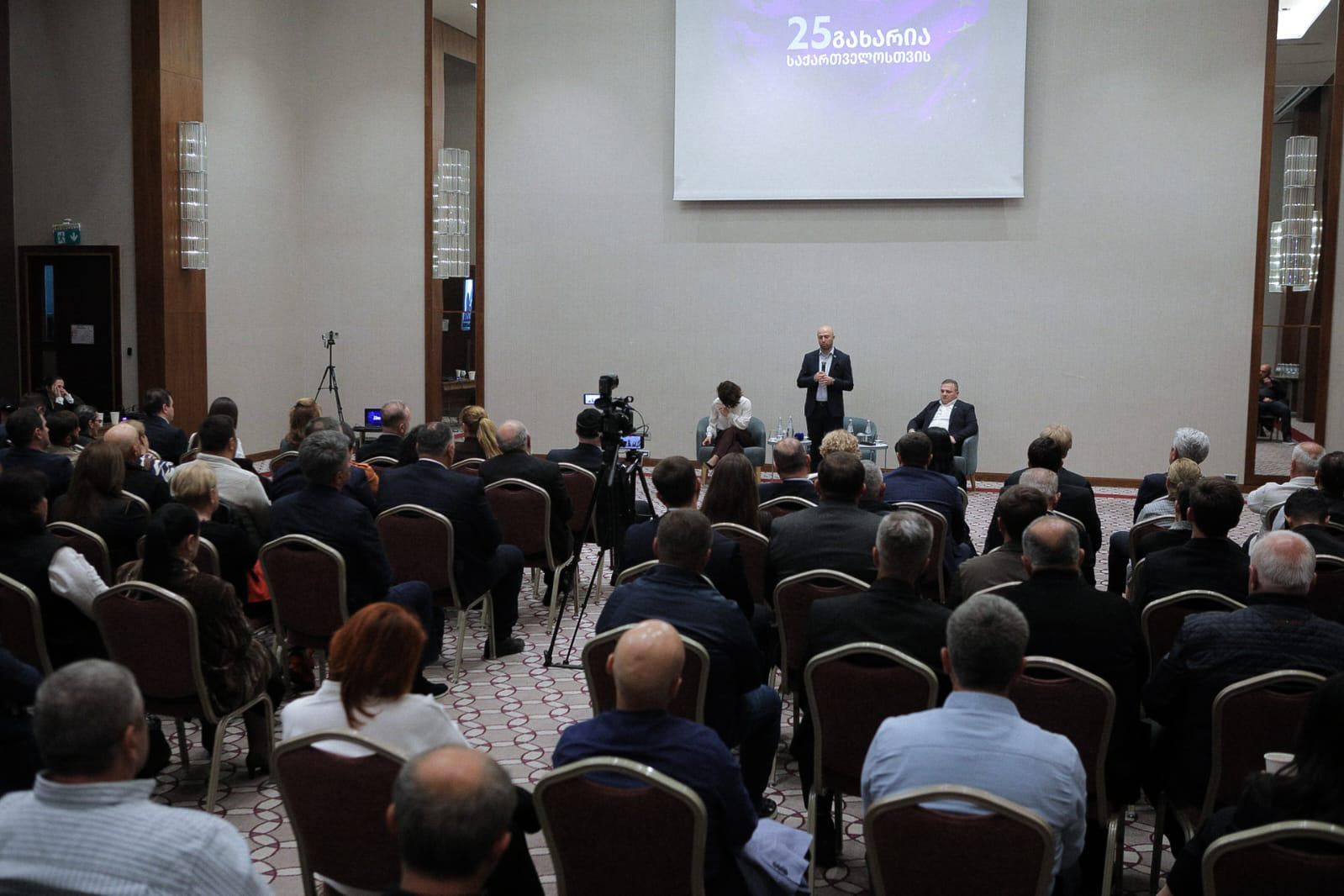 პარტია „გახარია საქართველოსთვის“ აღმასრულებელი მდივანი ბერდია სიჭინავა ბათუმში რეგიონულ გასვლით შეხვედრას მართავს