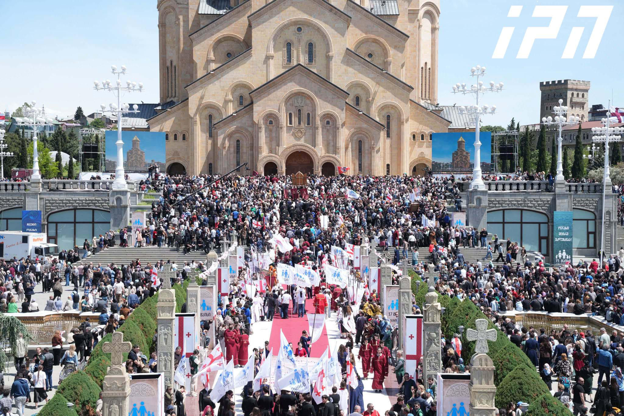 ოჯახის სიწმინდის დღესთან დაკავშირებით მიმდინარე მსვლელობის მონაწილეები სამების ტაძარში მივიდნენ