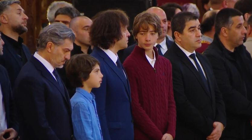 სამების ტაძარში ხელისუფლების წარმომადგენლები მივიდნენ