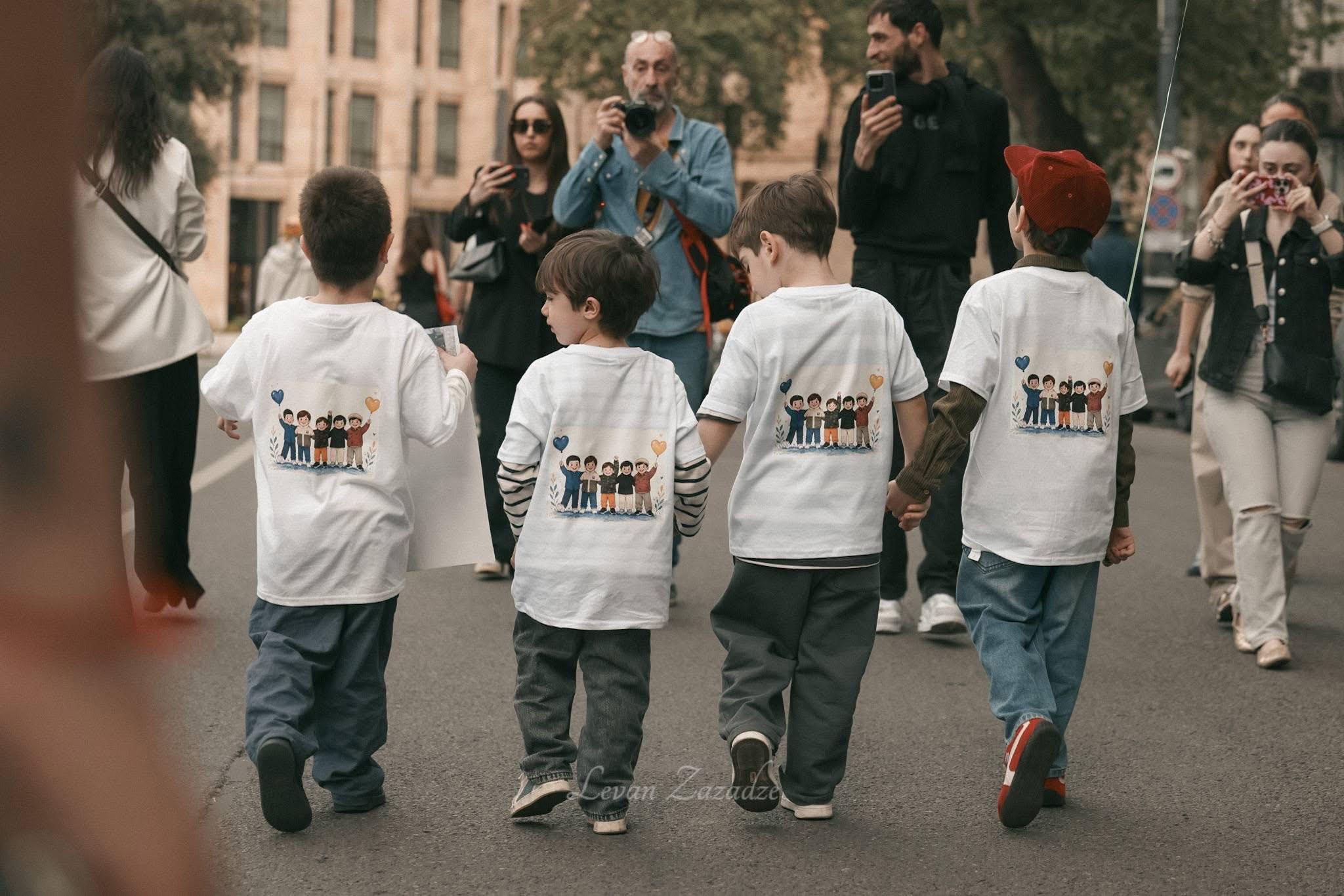 დიუშენით დაავადებული ბავშვების მშობლები - ვინაიდან შსს-ს მიერ აგვეკრძალა ბიძინა ივანიშვილის რეზიდენციასთან შეკრება, ყოველ ოთხშაბათს და პარასკევს, სოლოლაკში ჩავატარებთ ერთკაციან აქციას, რომელიც არ წარმოადგენს შეკრებას