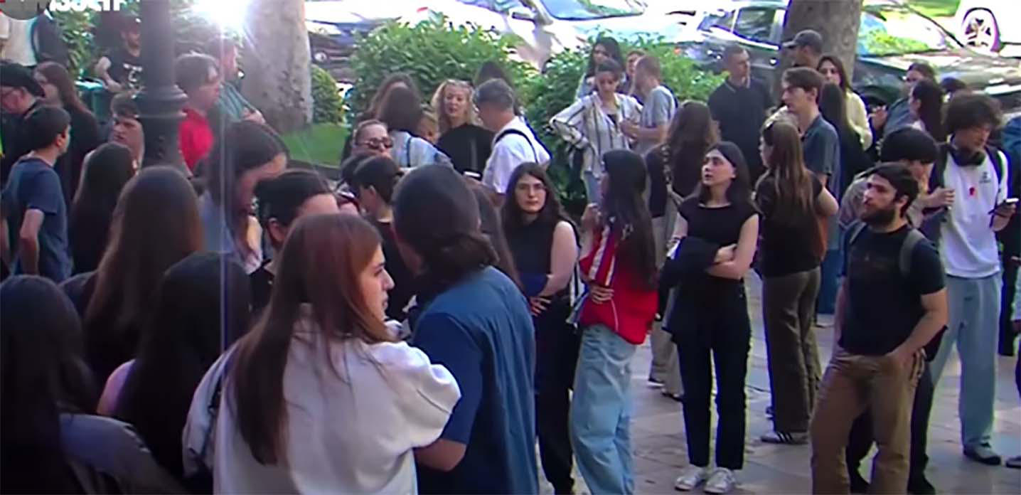 ილიას სახელმწიფო უნივერსიტეტთან საპროტესტო აქცია მიმდინარეობს
