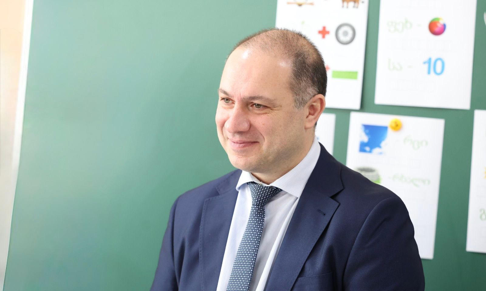 გივი მიქანაძე მე-12 კლასელებს - სკოლის დამთავრება თქვენი წარმატების მხოლოდ დასაწყისია - მასწავლებლები, მშობლები, მეგობრები ამაყობენ თქვენით, მეც მათ შორის ვარ და ძალიან მეამაყება, რომ ჩვენს სამშობლოს ასეთი ღირსეული ახალგაზრდობა ჰყავს