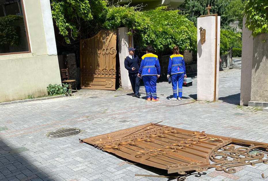 Media - A car crashes into the yard of the Patriarchate, damaging the barrier and breaking the gate