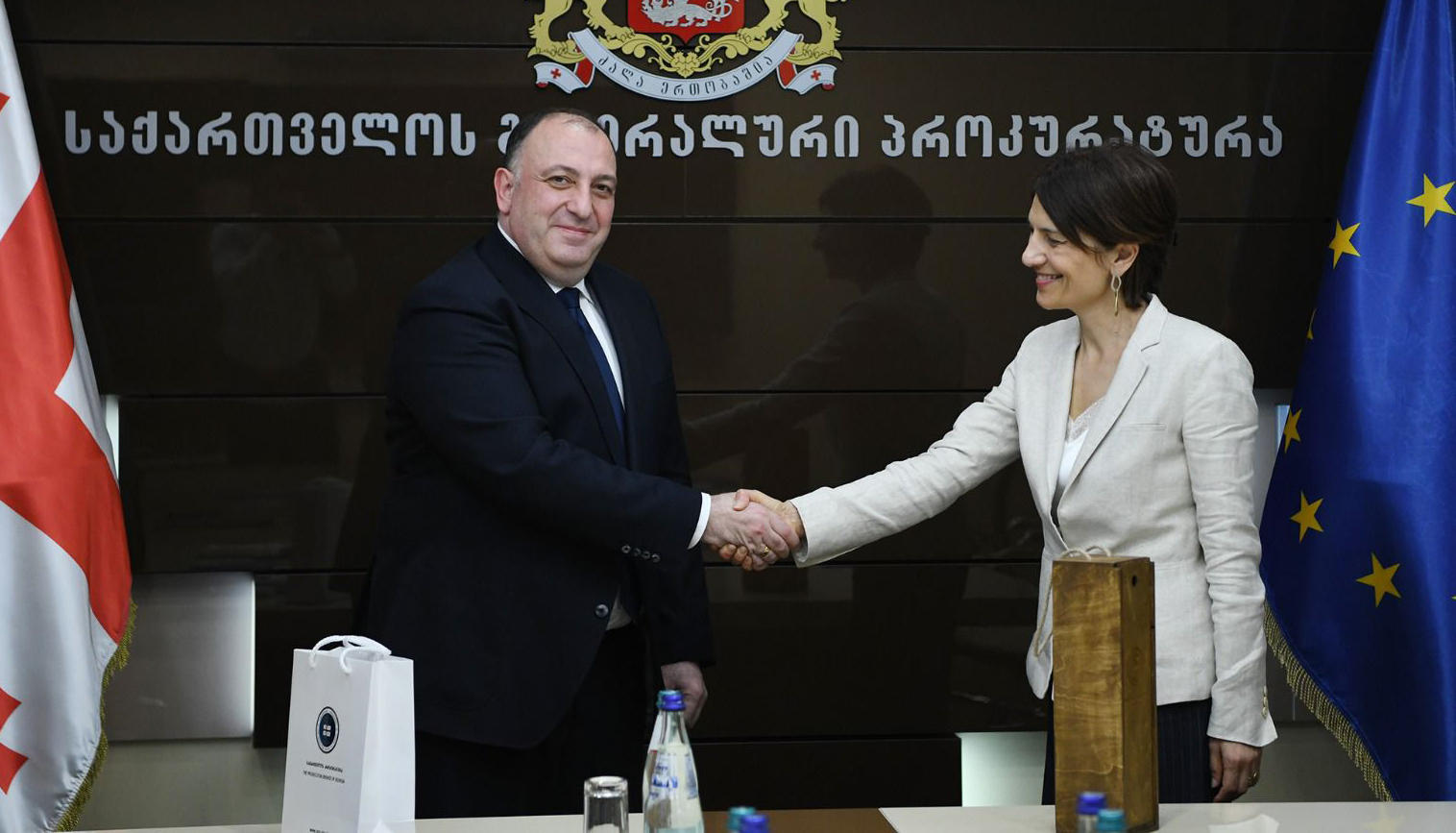საქართველოს გენერალური პროკურორი გიორგი გვარაკიძე გაეროს ბავშვთა ფონდის (UNICEF) წარმომადგენელს საქართველოში იზაბელა კასტროჯიოვანის შეხვდა