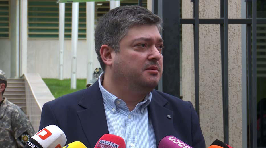 ლევან ახობაძის ადვოკატი კითხვაზე, ჩხრეკისას ამოიღეს თუ არა დიდი ოდენობით თანხა - ამ ეტაპზე ვერ გიპასუხებთ, ვერაფერს ვერ დავადასტურებ, ვერც უარვყოფ