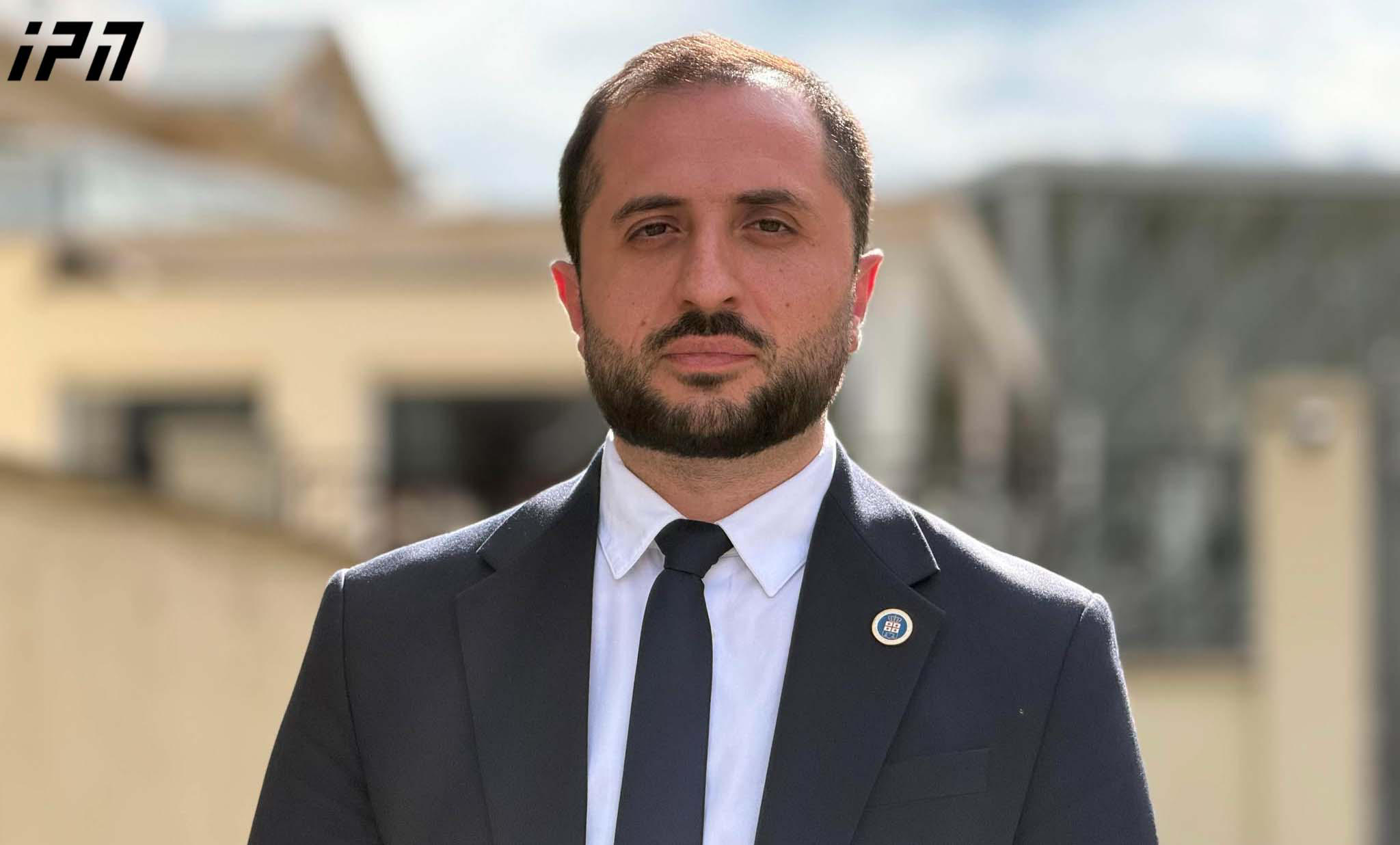 პროკურორის განცხადებით, საპატრიარქოსთან მომხდარი ხულიგნობის და ნივთის დაზიანების ფაქტზე ბრალდებული როსტომ მაზმიშვილი წარსულში ნასამართლევია ავტომობილის მითვისების ფაქტზე