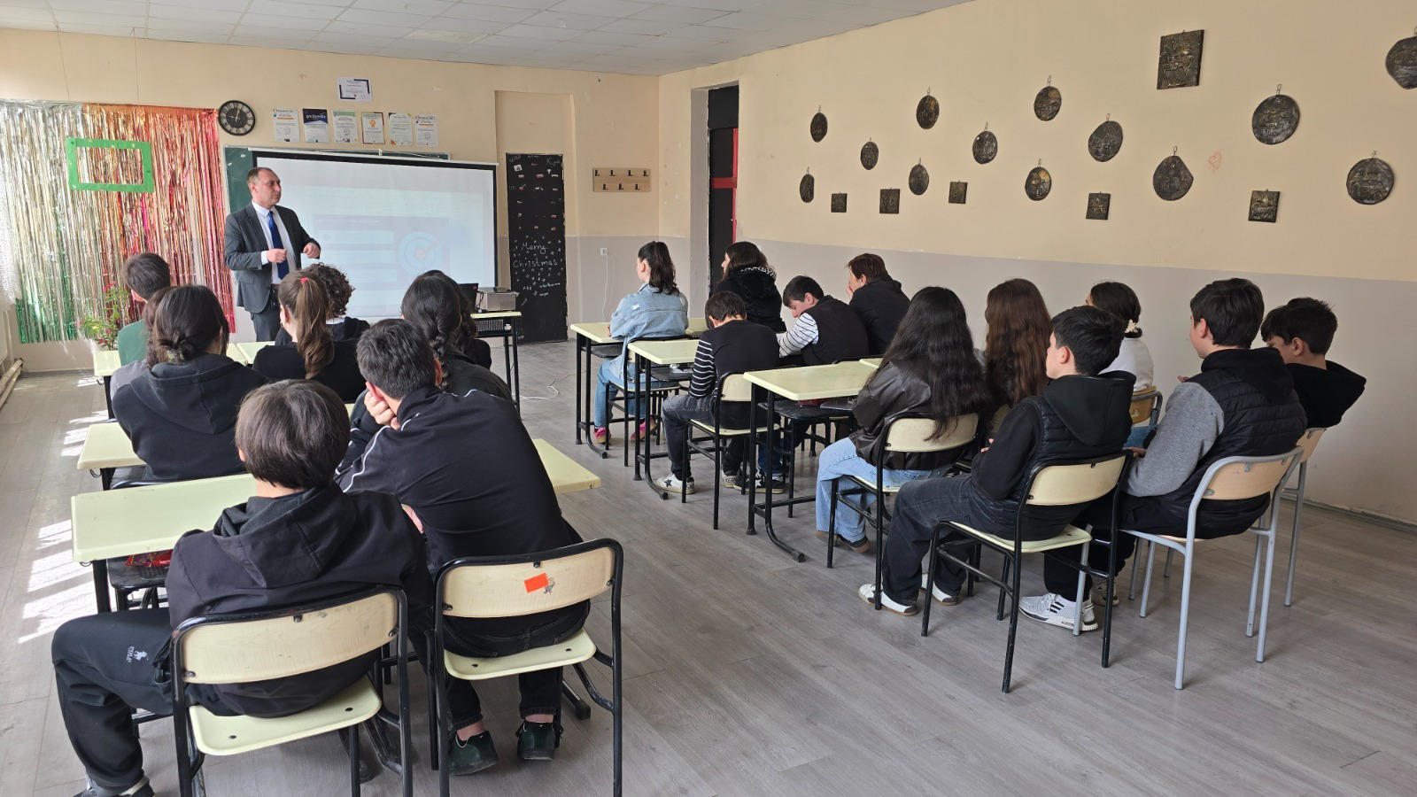 პროკურატურის პროფესიული დღისადმი მიძღვნილი კვირეულის ფარგლებში, ხაშურის N5 საჯარო სკოლაში მოსწავლეებთან შეხვედრა გაიმართა