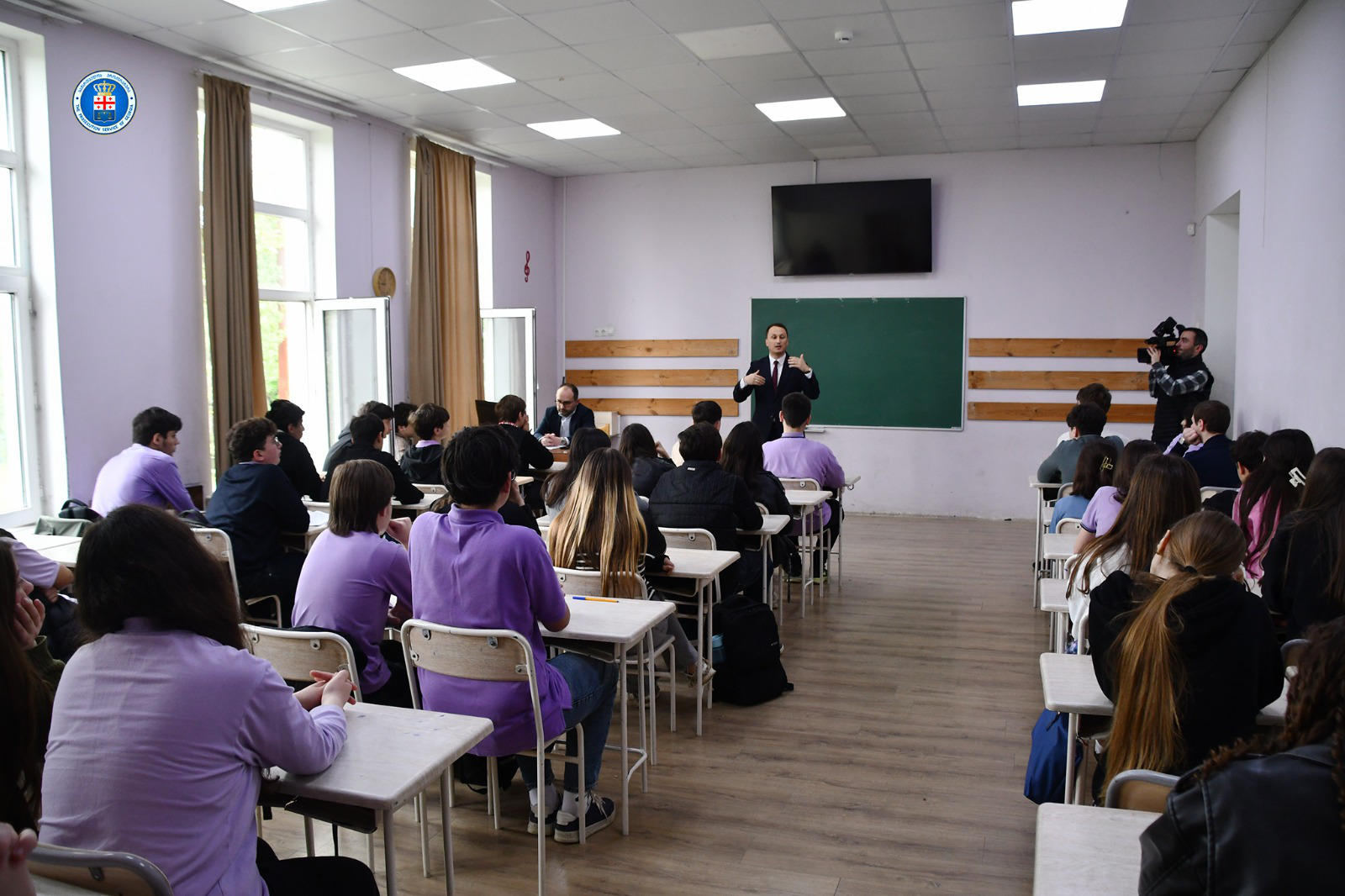 დასავლეთ საქართველოს საოლქო პროკურატურის პროკურორებმა პროკურატურის პროფესიული დღისადმი მიძღვნილი კვირეულის ფარგლებში სკოლის მოსწავლეებთან შეხვედრა გამართეს