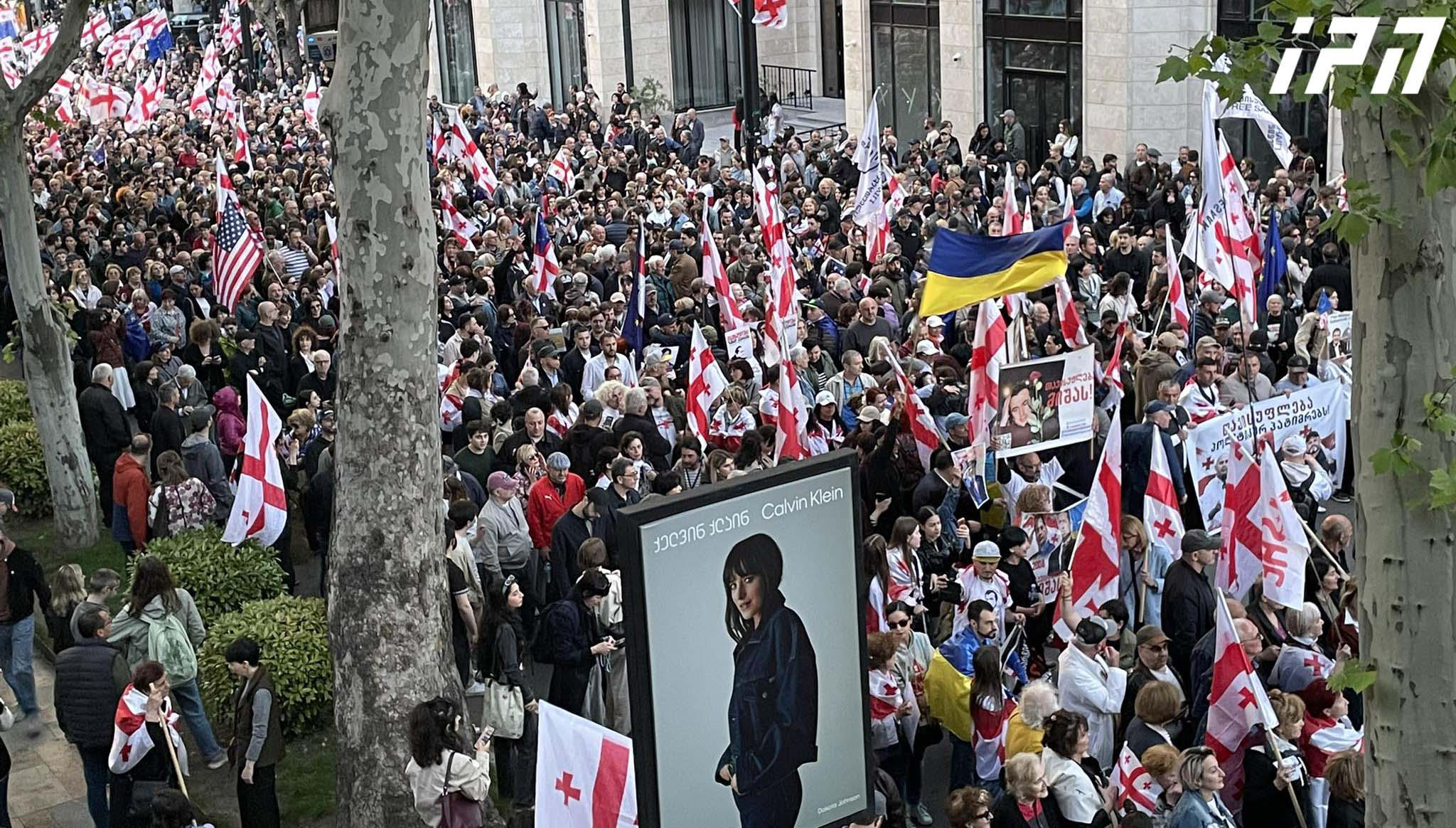 საპროტესტო მსვლელობის მონაწილეებმა აკრძალვის მიუხედავად, ადგილზე ხმის გამაძლიერებელი აპარატურა მიიტანეს
