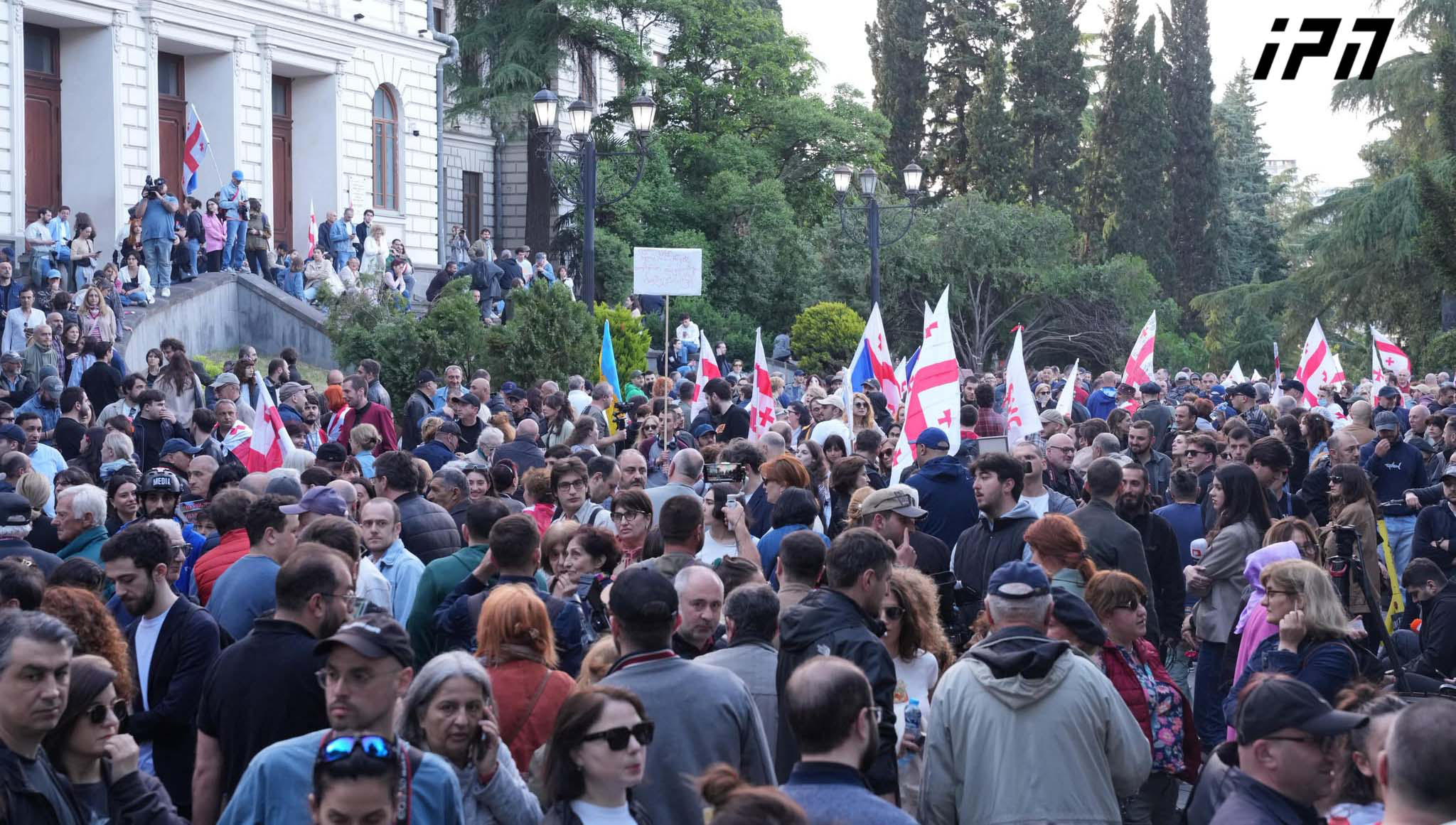 თსუ-სთან საპროტესტო აქციის მონაწილეები იკრიბებიან, რომლებიც მსვლელობით პარლამენტთან გადაინაცვლებენ