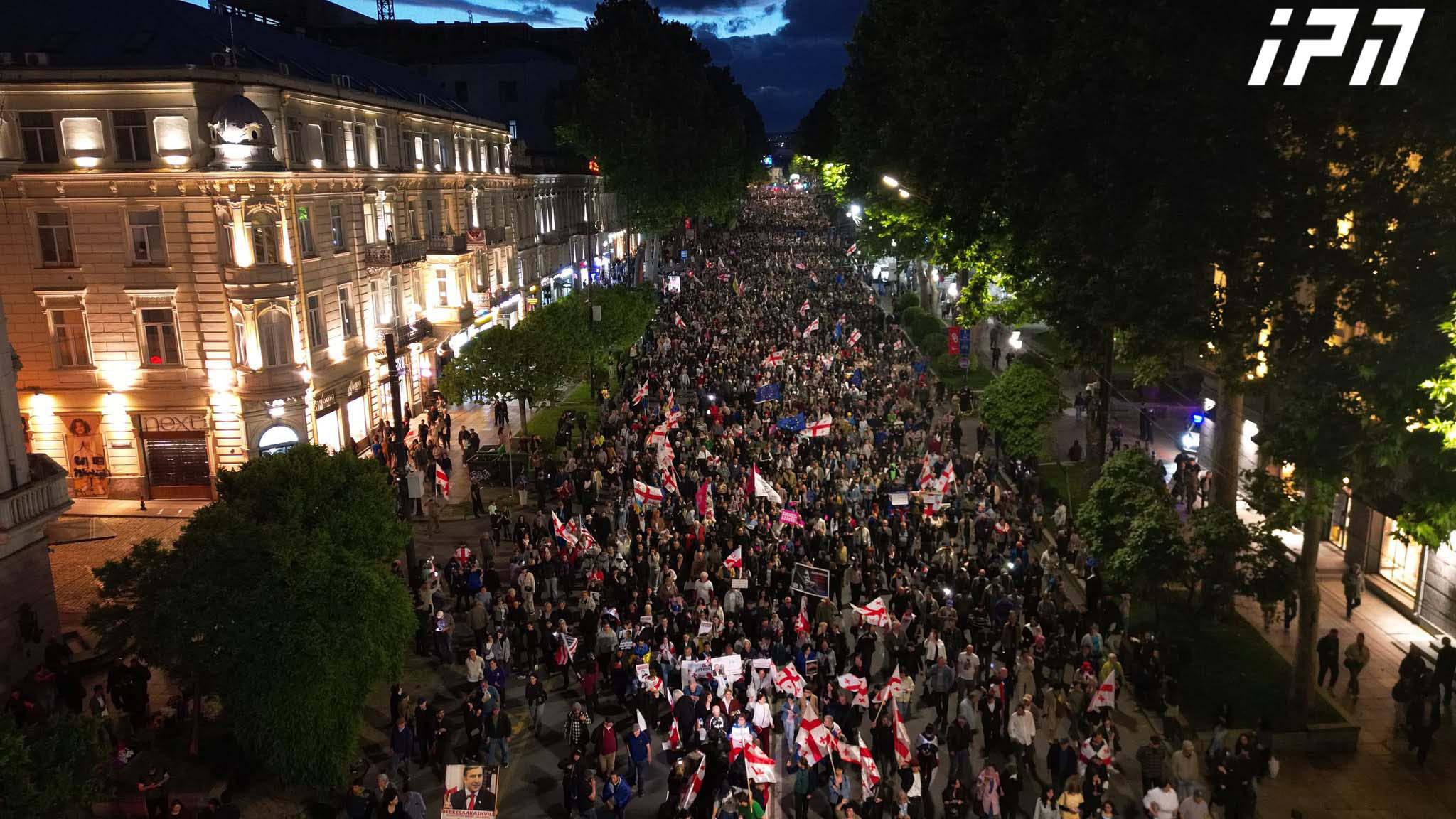პარლამენტთან „ოპოზიციის ალიანსის“ მიერ ორგანიზებული საპროტესტო აქცია მიმდინარეობს