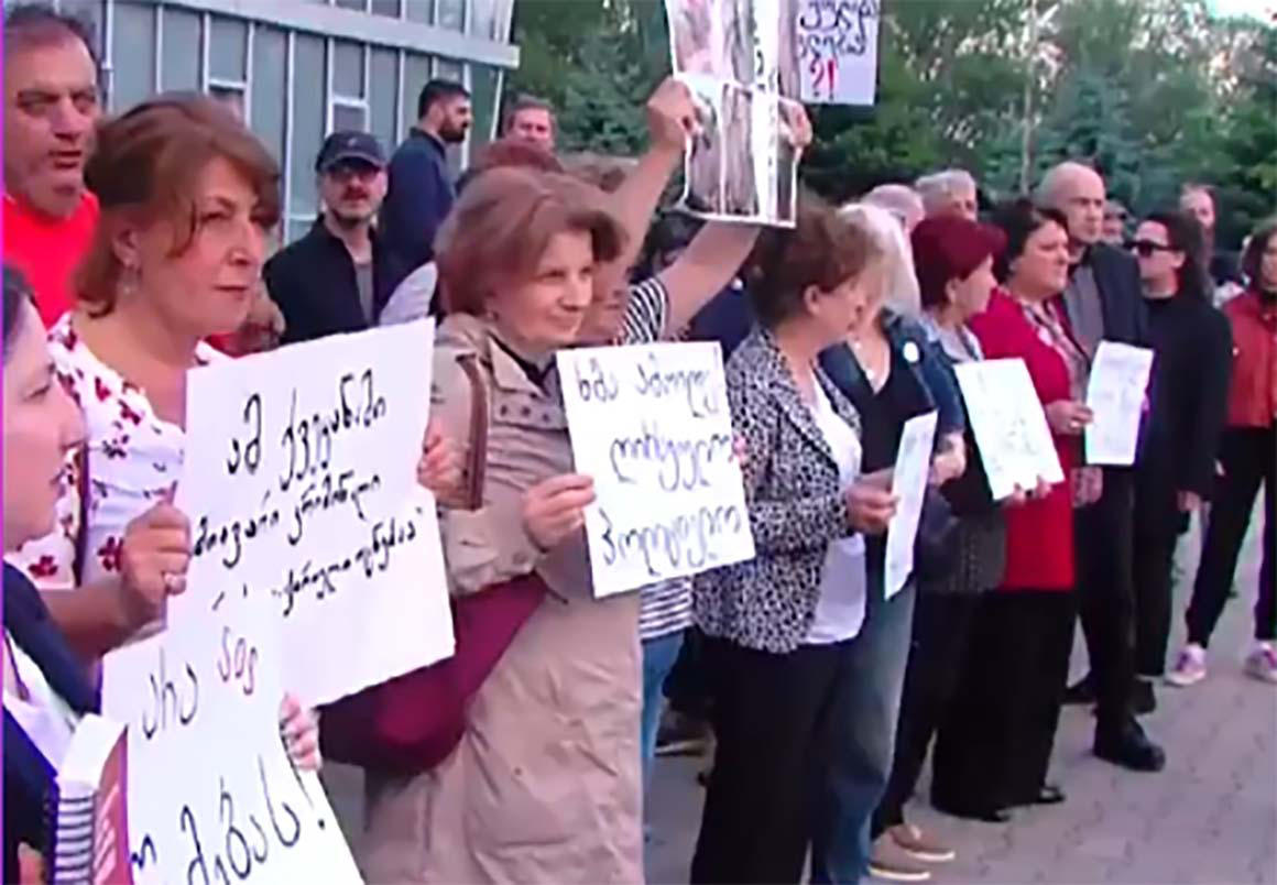 გორის პოლიციის შენობასთან, სადაც საპროტესტო აქცია მიმდინარეობს, ხმაური იყო