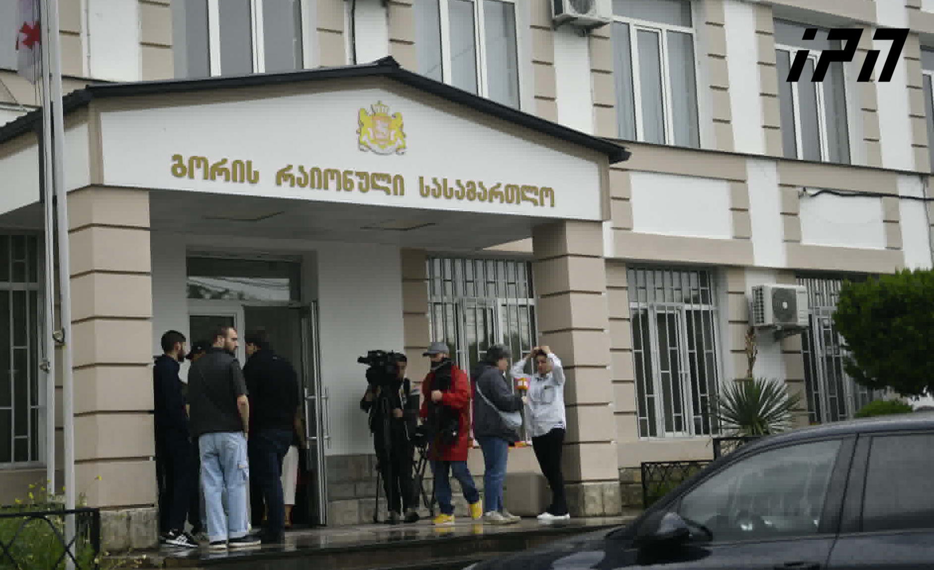 პაპუნა ლოცულაშვილზე ძალადობაში ბრალდებული ერთ-ერთი პოლიციელის, საბა წაველიძის ადვოკატის განცხადებით, მისი დაცვის ქვეშ მყოფი 19 წლისაა