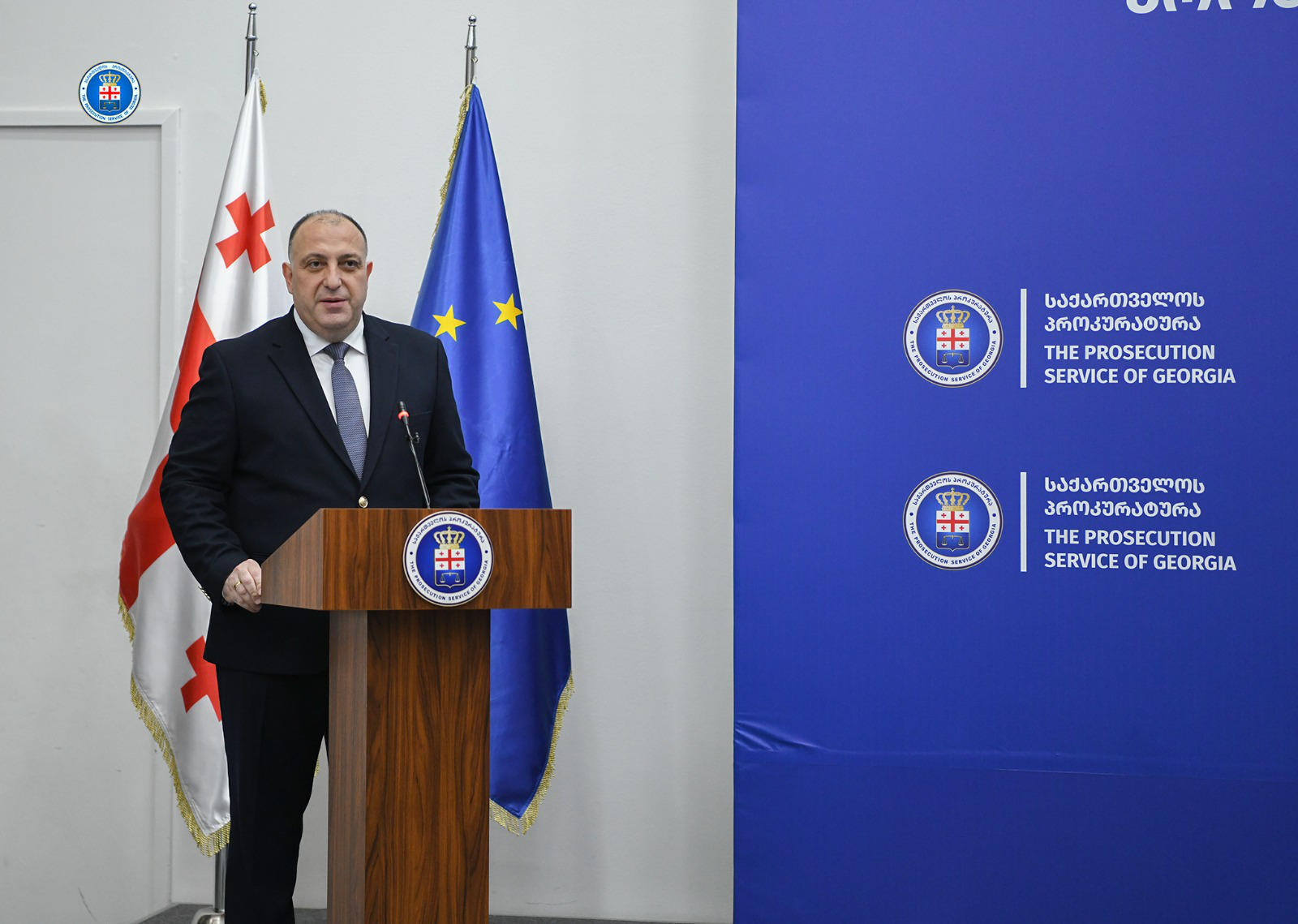 საქართველოს გენერალურმა პროკურორმა გიორგი გვარაკიძემ პროკურატურის თანამშრომელთა პროფესიულ დღესთან დაკავშირებით წარმატებული თანამშრომლები დააჯილდოვა