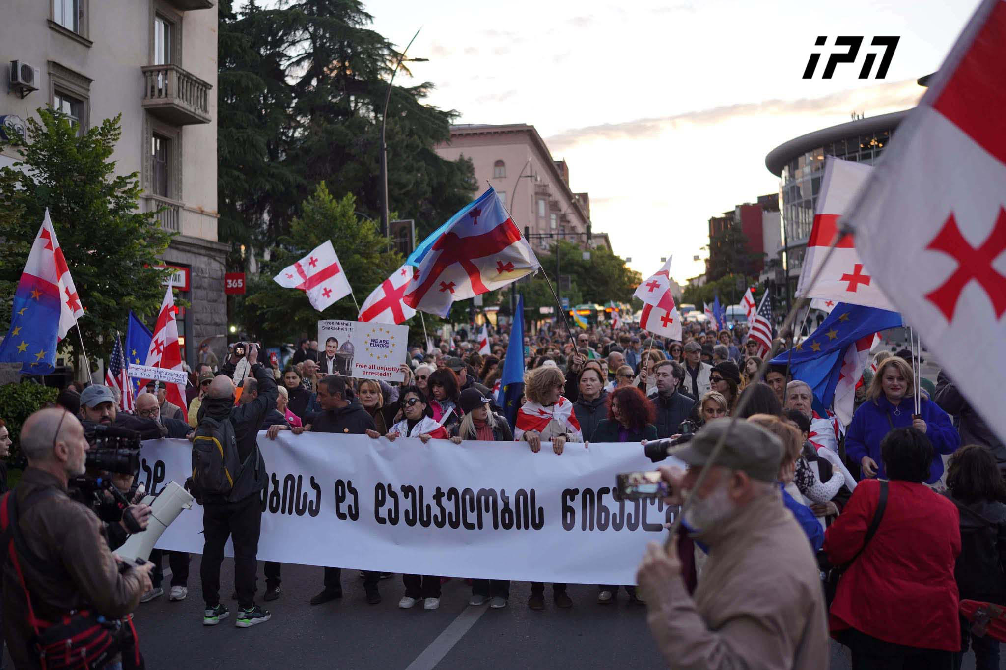 ლოზუნგით - „ერთად ძალადობის და ჩაგვრის წინააღმდეგ“ ფილარმონიიდან პარლამენტისკენ მსვლელობა მიმდინარეობს