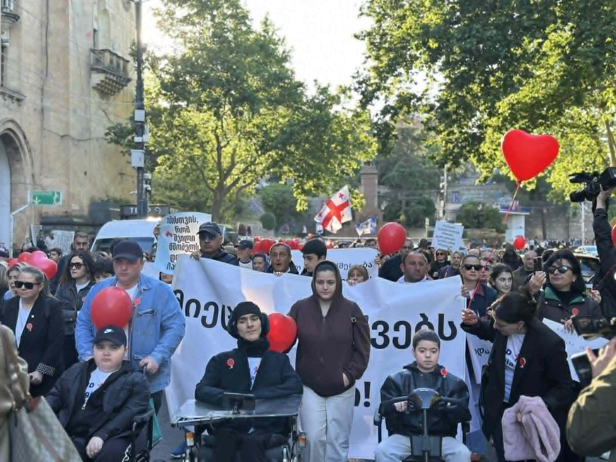 მთავრობის ადმინისტრაციამდე საპროტესტო მსვლელობა ლოზუნგით - „მიეცით ბავშვებს წამალი“ მიმდინარეობს