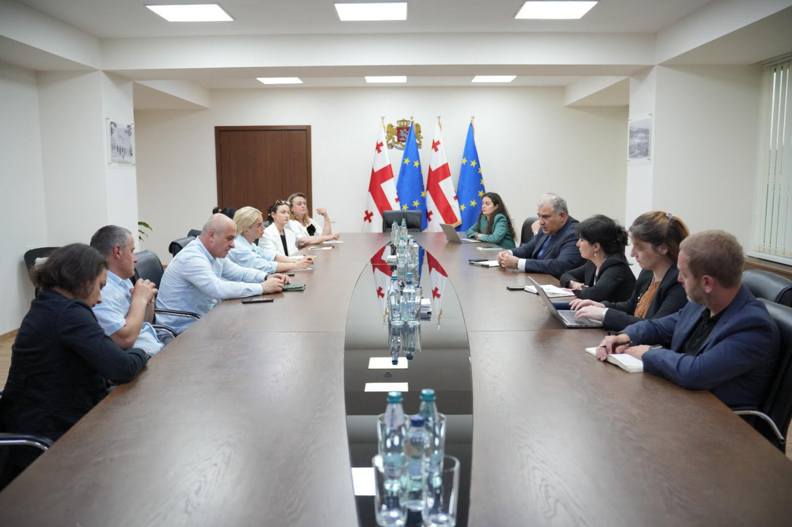 მიხეილ სარჯველაძე დიუშენით დაავადებული ბავშვების მშობლებს შეხვდა - ჯანდაცვის სამინისტროს ინფორმაციით, შეხვედრაზე მედიკამენტების თაობაზე ინფორმაციის მოძიებასთან დაკავშირებულ საკითხებსა და სამომავლო გეგმებზე ისაუბრეს